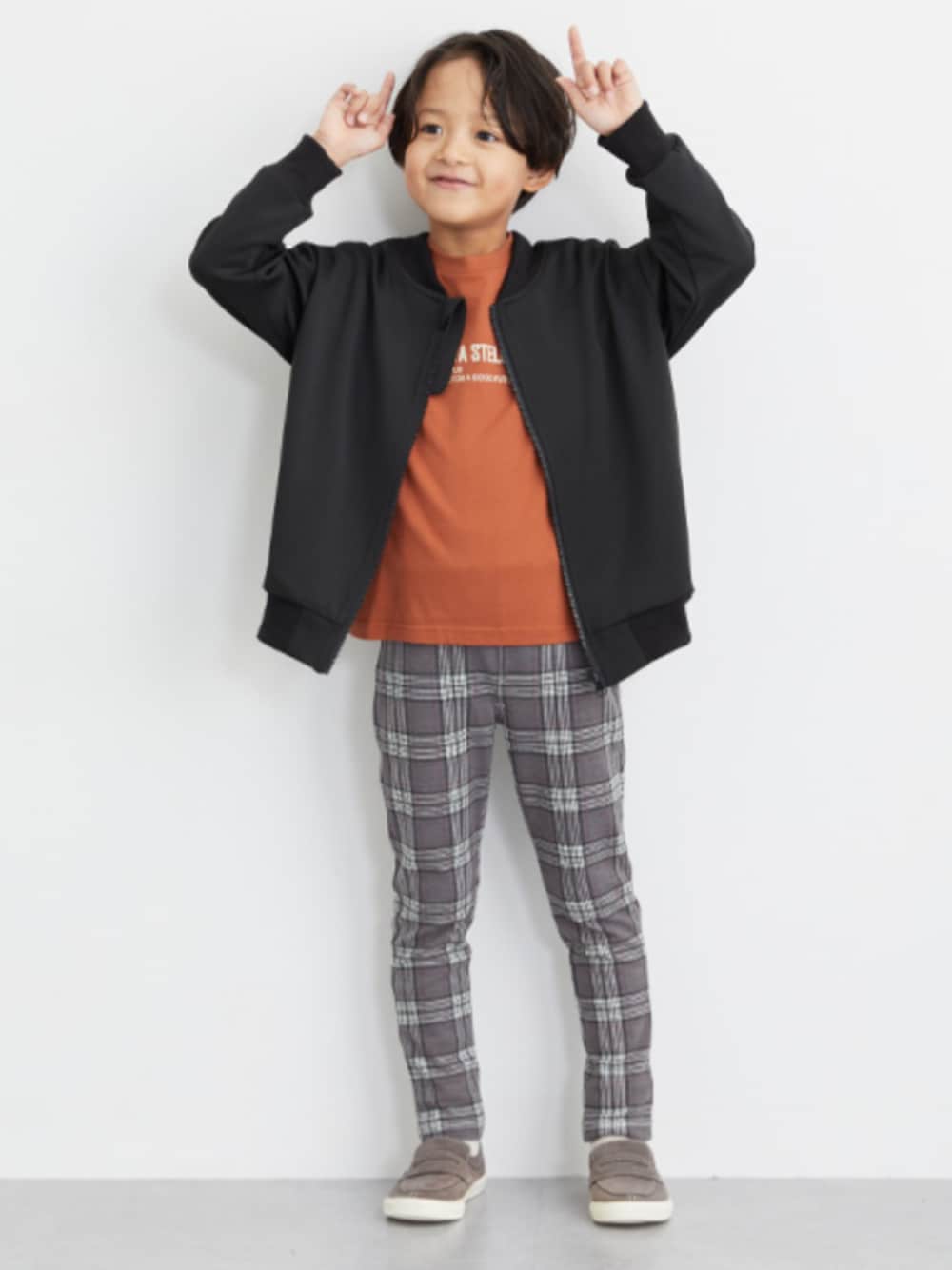 「ブルゾン、秋コーデ、秋アウター、Tシャツ、綿100％、柄パンツ、柄パンツコーデ、柄パンツ KIDS、チェック柄、チェック柄パンツ、キッズコーデ、キッズファッション、通学コーデ、通学スタイル」｜「nissenのカットソーストレッチ柄パンツ（子供服　男の子・女の子　ジュニア服）（パンツ、グレー系）」を使った、nissen Kids Modelsさん（キッズ・123cm）の秋コーディネートの1枚目の写真