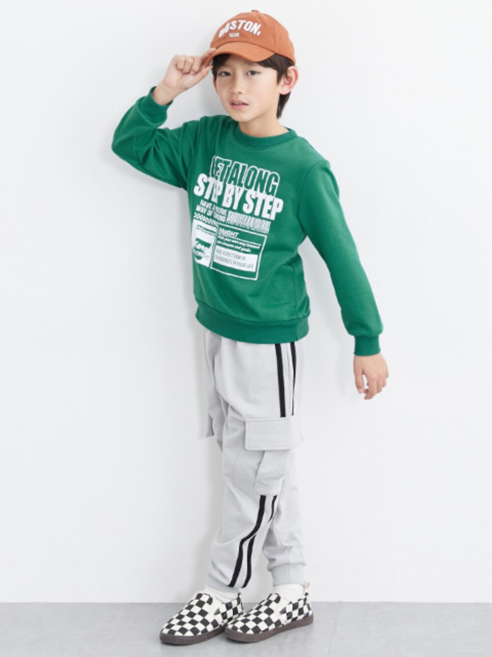 「ロンT、プリントT、Tシャツ、キッズコーデ、キッズファッション、サイドライン、サイドラインパンツ、カーゴパンツ、カーゴパンツコーデ、ロゴプリント、春コーデ、春服、秋コーデ、秋服」｜「nissenのプリントスウェットトレーナー（男の子・女の子）（スウェット、グリーン系）」を使った、nissen Kids Modelsさん（キッズ・124cm）の春コーディネートの1枚目の写真