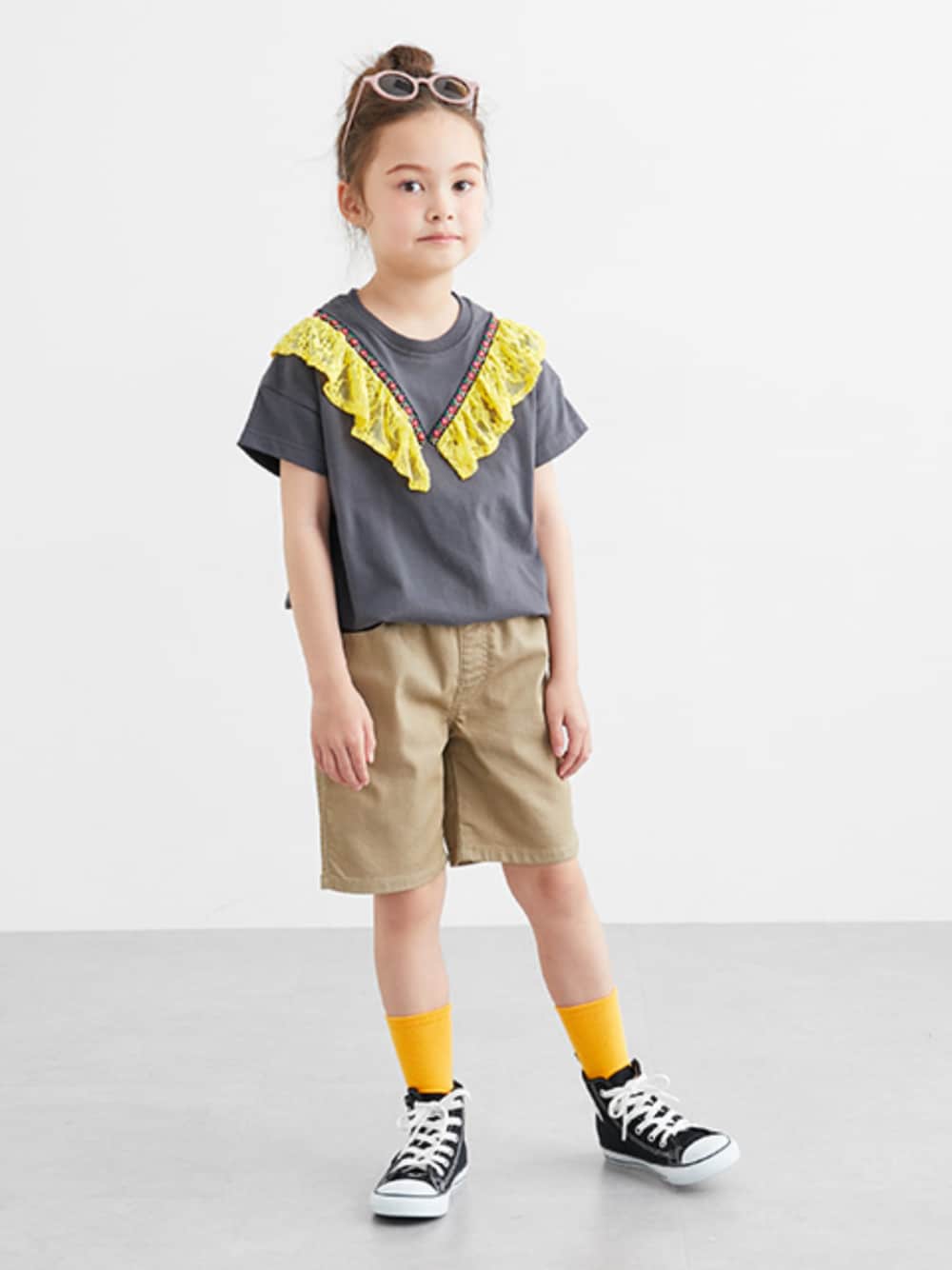「Tシャツ、Tシャツコーデ、レース、レーストップス、ハーフパンツ、ハーフパンツコーデ、ガーリー、ガーリーコーデ、ガーリーカジュアル、キッズコーデ、キッズファッション、夏コーデ、夏服」｜「QUNTSTYLEのストレッチツイル総ゴムハーフパンツ（男の子・女の子）（その他パンツ、ベージュ系）」を使った、nissen Kids Modelsさん（キッズ・120cm）の夏コーディネートの1枚目の写真