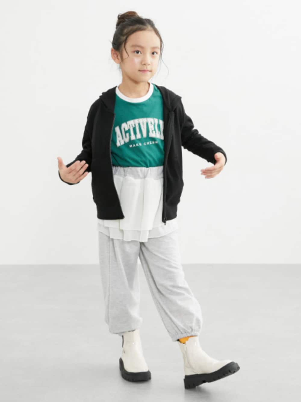 「秋コーデ、春コーデ、パーカー、パーカースタイル、スウェットパンツ、シフォン、シフォン使い、キッズコーデ、キッズファッション、女の子、女の子コーデ」｜「nissenのチュール重ねスウェットパンツ（女の子)（パンツ、グレー系）」を使った、nissen Kids Modelsさん（キッズ・120cm）の冬コーディネートの1枚目の写真