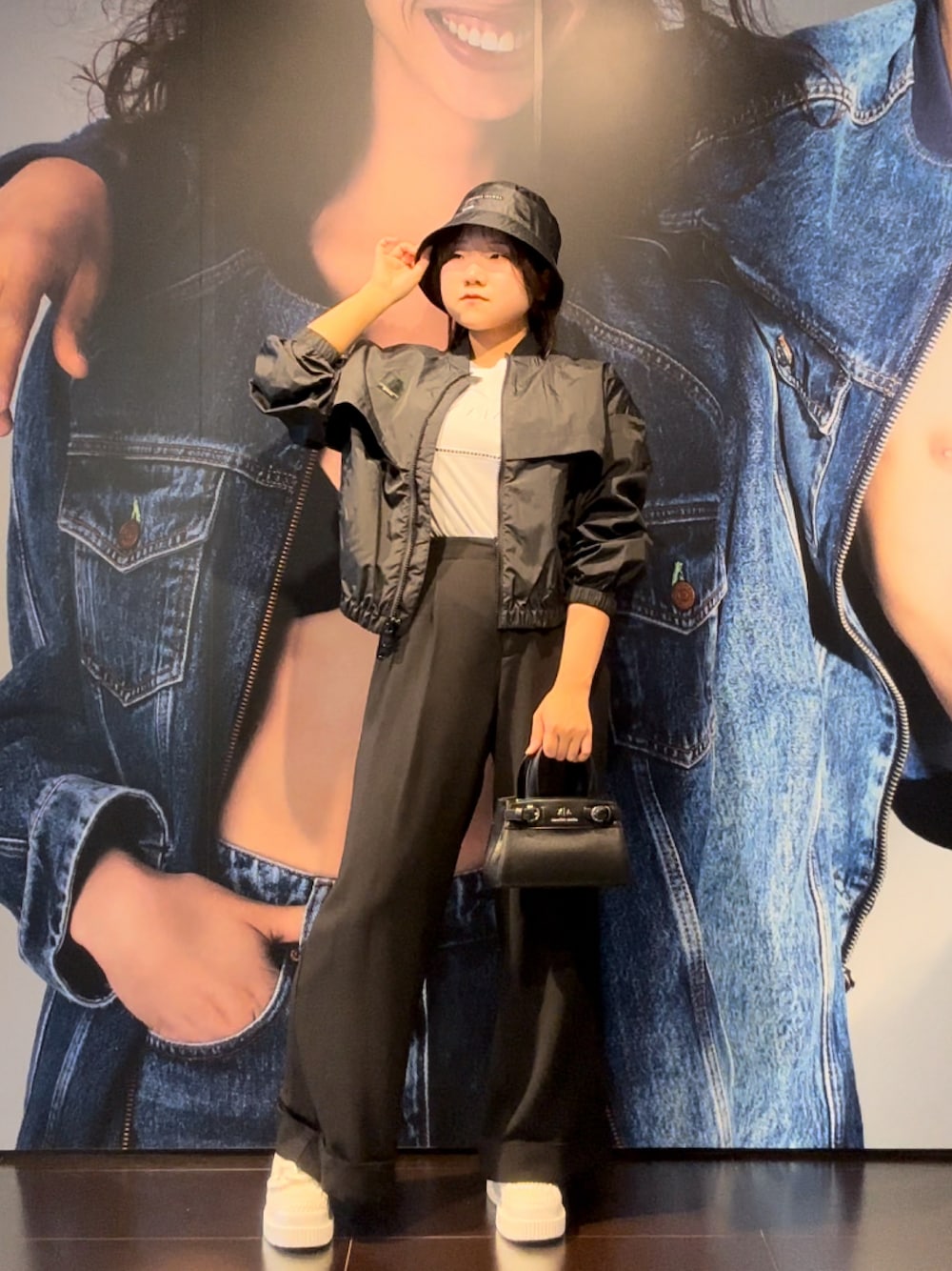 「AXchanger、AXchange、アルマーニエクスチェンジ、armaniexchange、シンプルコーデ、春服、ローファー、大人カジュアル、スポーツミックス、モノトーン、ブラック、ミニバッグ、春アウター、Tシャツ、スラックス」｜「ARMANI EXCHANGEの【A|X アルマーニ エクスチェンジ】AXロゴ　バケットハット（ハット、ブラック系）」を使った、moᴥmoさん（レディース・157cm）の春コーディネートの1枚目の写真