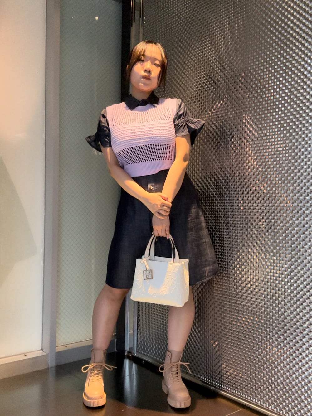 「春夏コーデ、ワンピース、シャツワンピ、ブーツ、ハンドバッグ、AXchanger、AXchange、アルマーニエクスチェンジ、armaniexchange、フリル、パープル、カラーコーデ、着痩せ・細見え、レイヤードスタイル、ベスト」｜「ARMANI EXCHANGEの【A|X アルマーニ エクスチェンジ】ボーダーメッシュ　コットンニットノースリーブトップス（ニット/セーター、パープル系）」を使った、moᴥmoさん（レディース・157cm）の春コーディネートの1枚目の写真