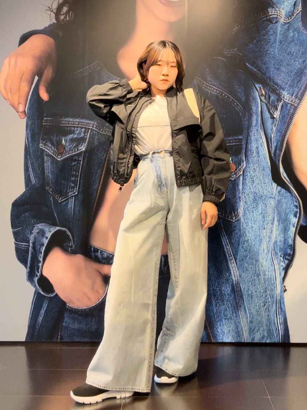 「AXchanger、AXchange、アルマーニエクスチェンジ、armaniexchange、デニムコーデ、春、大学生、デニム、シンプルスタイル、リュック、ワイドデニム、春アウター、Tシャツ、Tシャツ×デニム、カジュアルコーデ」｜「ARMANI EXCHANGEの【A|X アルマーニ エクスチェンジ】AXロゴ　ナイロンブルゾン（EC限定カラー含）（ブルゾン、ブラック系）」を使った、moᴥmoさん（レディース・157cm）の春コーディネートの1枚目の写真