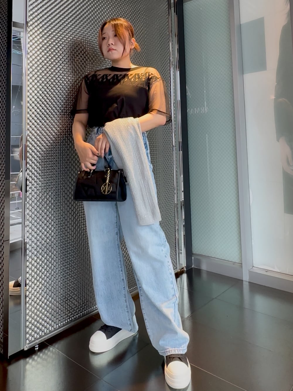 「モノトーン、ワイドパンツ、黒Tシャツ、AXchanger、AXchange、armaniexchange、アルマーニエクスチェンジ、夏服、メッシュ、シアートップス、ワイドデニム、スニーカー、ハンドバッグ、骨格ストレート、トップス」｜「ARMANI EXCHANGEの【A|X アルマーニ エクスチェンジ】AXロゴ メッシュクロップドTシャツ/CROPPED（Tシャツ/カットソー、ブラック系）」を使った、moᴥmoさん（骨格ストレート・レディース・157cm）の春コーディネートの1枚目の写真