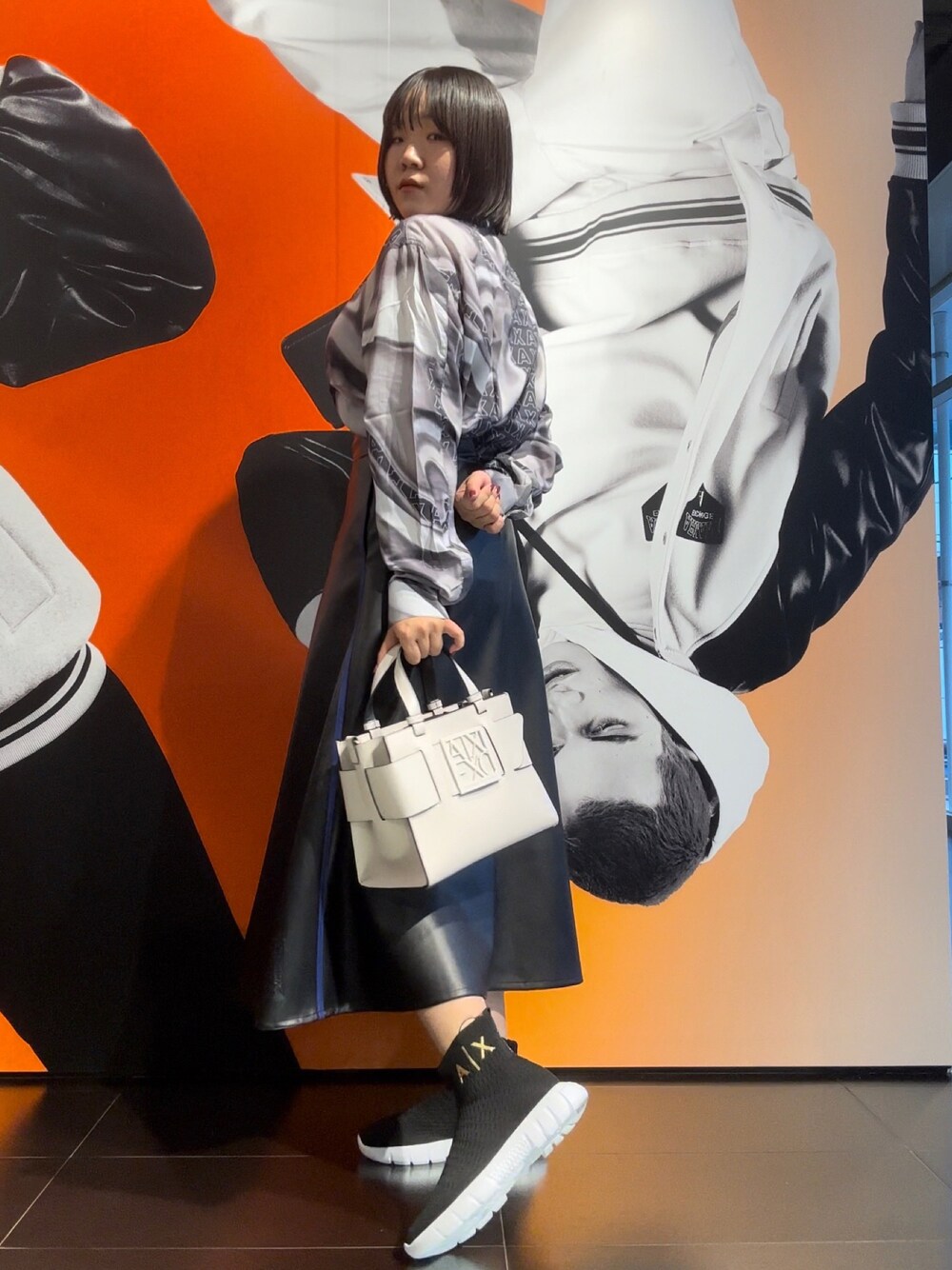 「秋のコーデ、オトナカワイイ、休日スタイル、おしゃれさんと繋がりたい、AXchanger、AXchange、アルマーニエクスチェンジ、armaniexchange、柄シャツ、スカートスタイル、ホワイト、シャツコーデ、レザースカート、ソックススニーカー、スニーカーコーデ」｜「ARMANI EXCHANGEの【A|Xアルマーニ エクスチェンジ】BOXロゴバックル　ミニハンドバッグ（ハンドバッグ、ホワイト系）」を使った、moᴥmoさん（レディース・157cm）の秋コーディネートの1枚目の写真