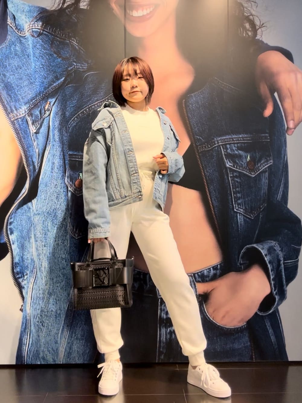 「AXchanger、AXchange、アルマーニエクスチェンジ、armaniexchange、セットアップ、デニムジャケット、ハンドバッグ、春のおしゃ見えテクニック、オトナカジュアル、春ファッション、ラクチンコーデ、リラックススタイル、パンツスタイル、ホワイトコーデ、メッシュ」｜「ARMANI EXCHANGEの【A|X アルマーニ エクスチェンジ】シグネチャーロゴ　シアスリーブスウェットプルオーバー（EC限定カラーあり）（スウェット、ホワイト系）」を使った、moᴥmoさん（レディース・157cm）の春コーディネートの1枚目の写真