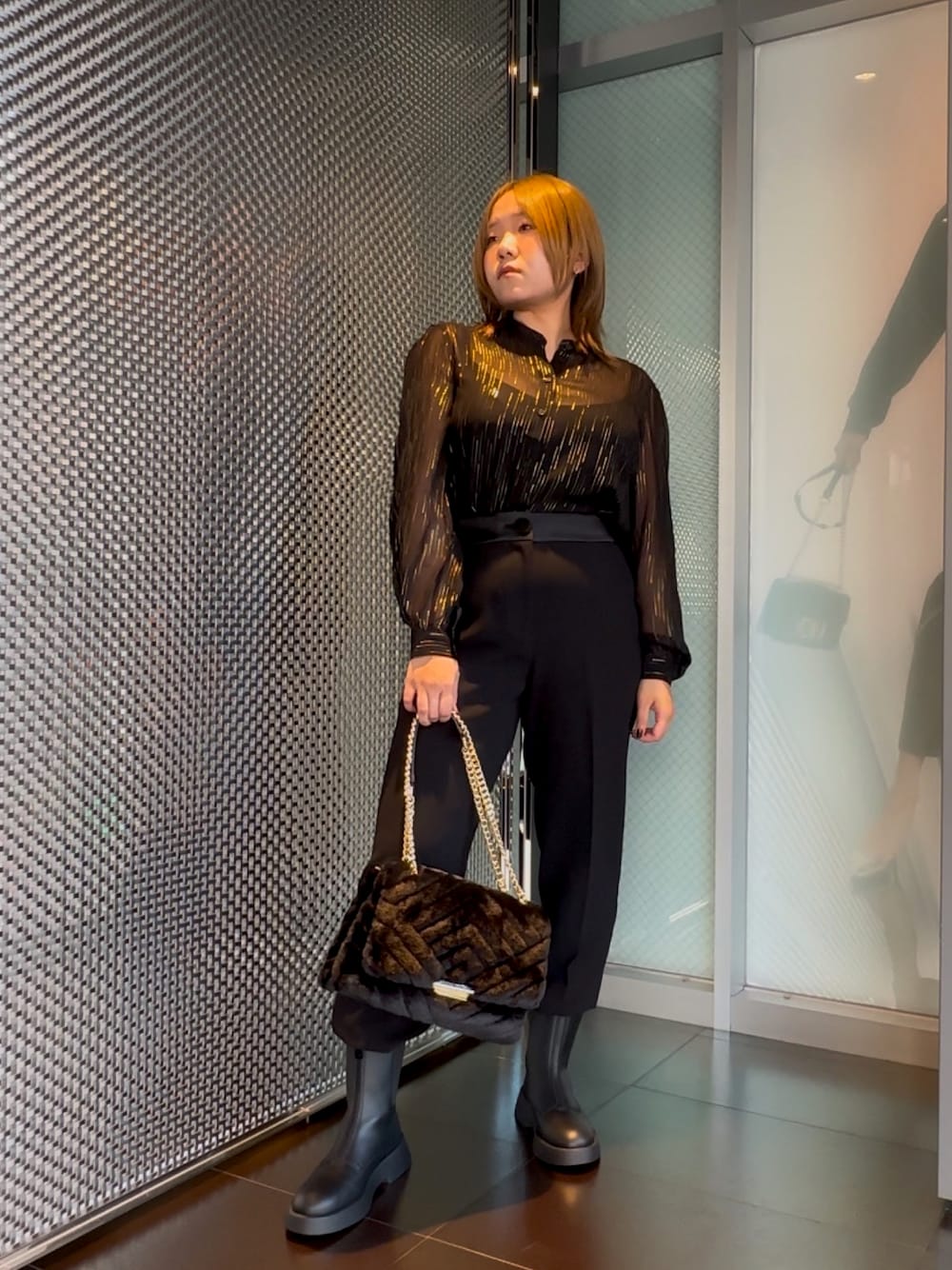 「オトナ女子、パンツスタイル、オケージョン、大人可愛い、ブラック、ブーツ、アルマーニエクスチェンジ、AXchanger、AXchange、armaniexchange、シアーシャツ、スラックス、ファー、モード、クリスマスに着たい服」｜「ARMANI EXCHANGEの【A|X アルマーニ エクスチェンジ】メタリックジャカードシフォンブラウス（シャツ/ブラウス、ブラック系）」を使った、moᴥmoさん（レディース・157cm）の冬コーディネートの1枚目の写真