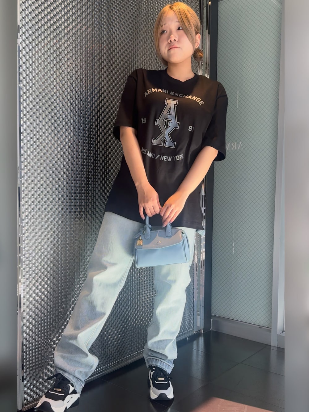 「AXchange、AXchanger、アルマーニエクスチェンジ、armaniexchange、水色、Tシャツ、ジーンズ、デニム、ペインターパンツ、スニーカー、アツいコーデ全部見せ、カジュアルスタイル、シンプルコーデ、デニムコーデ、メンズライク」｜「ARMANI EXCHANGEの【A|X アルマーニ エクスチェンジ】＜オンライン限定＞AXロゴ 半袖クルーネックTシャツ/REGULAR+（Tシャツ/カットソー、ブラック系）」を使った、moᴥmoさん（レディース・157cm）の夏コーディネートの1枚目の写真