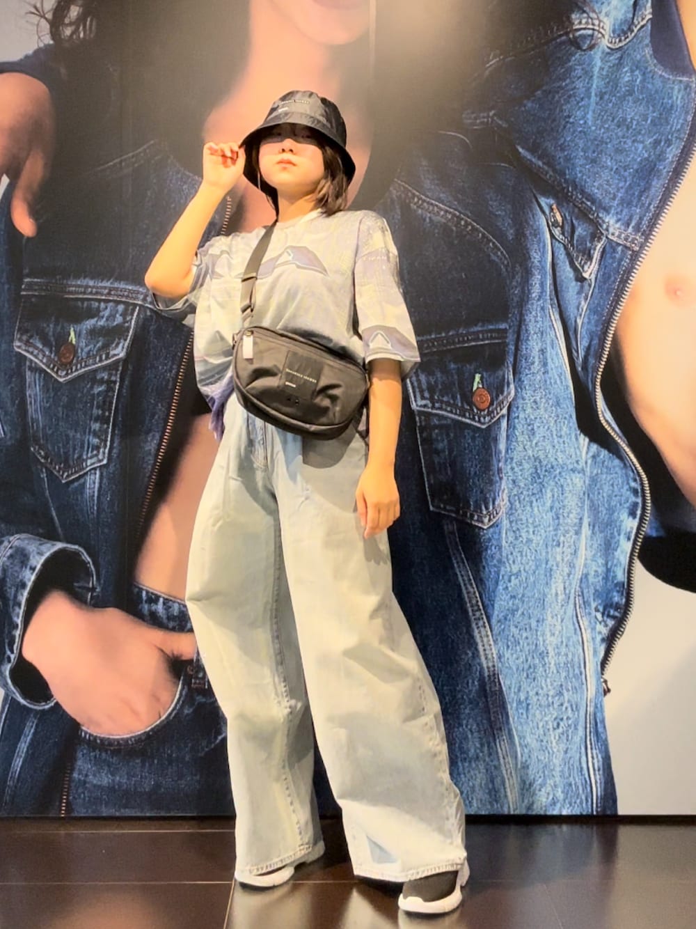 「バケットハット、オーバーサイズ、AXchanger、AXchange、armaniexchange、アルマーニエクスチェンジ、ショルダーバッグ、ワイドデニム、デニムパンツ、メンズライク、フェススタイル、ストリートMIX、パンツコーデ、半袖、デニムコーデ」｜「ARMANI EXCHANGEの【A|X アルマーニ エクスチェンジ】AXロゴ　バケットハット（ハット、ブラック系）」を使った、moᴥmoさん（レディース・157cm）の春コーディネートの1枚目の写真