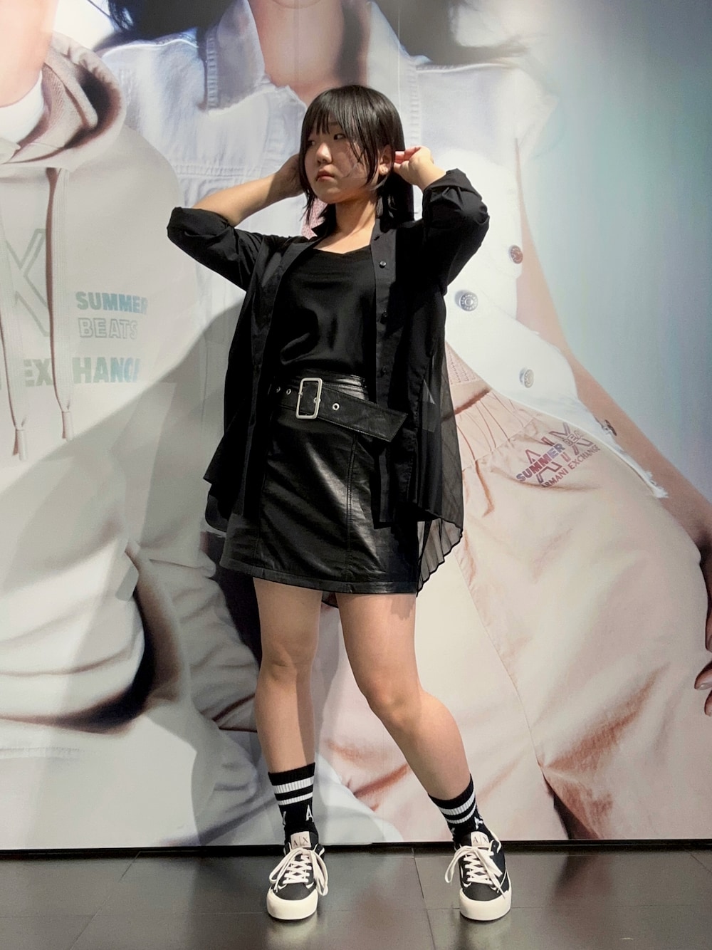 「夏コーデ、オトナカワイイ、アルマーニエクスチェンジ、armaniexchange、ARMANIEXCHANGE、AXchanger、AXchange、オールブラック、シアーシャツ、着回しコーデ、ブラック、シア―ブラウス、スニーカー、モードカジュアル、おしゃれさんと繋がりたい」｜「ARMANI EXCHANGEの【A|X アルマーニ エクスチェンジ】レザータイトスカート（スカート、ブラック系）」を使った、moᴥmoさん（レディース・157cm）の夏コーディネートの1枚目の写真