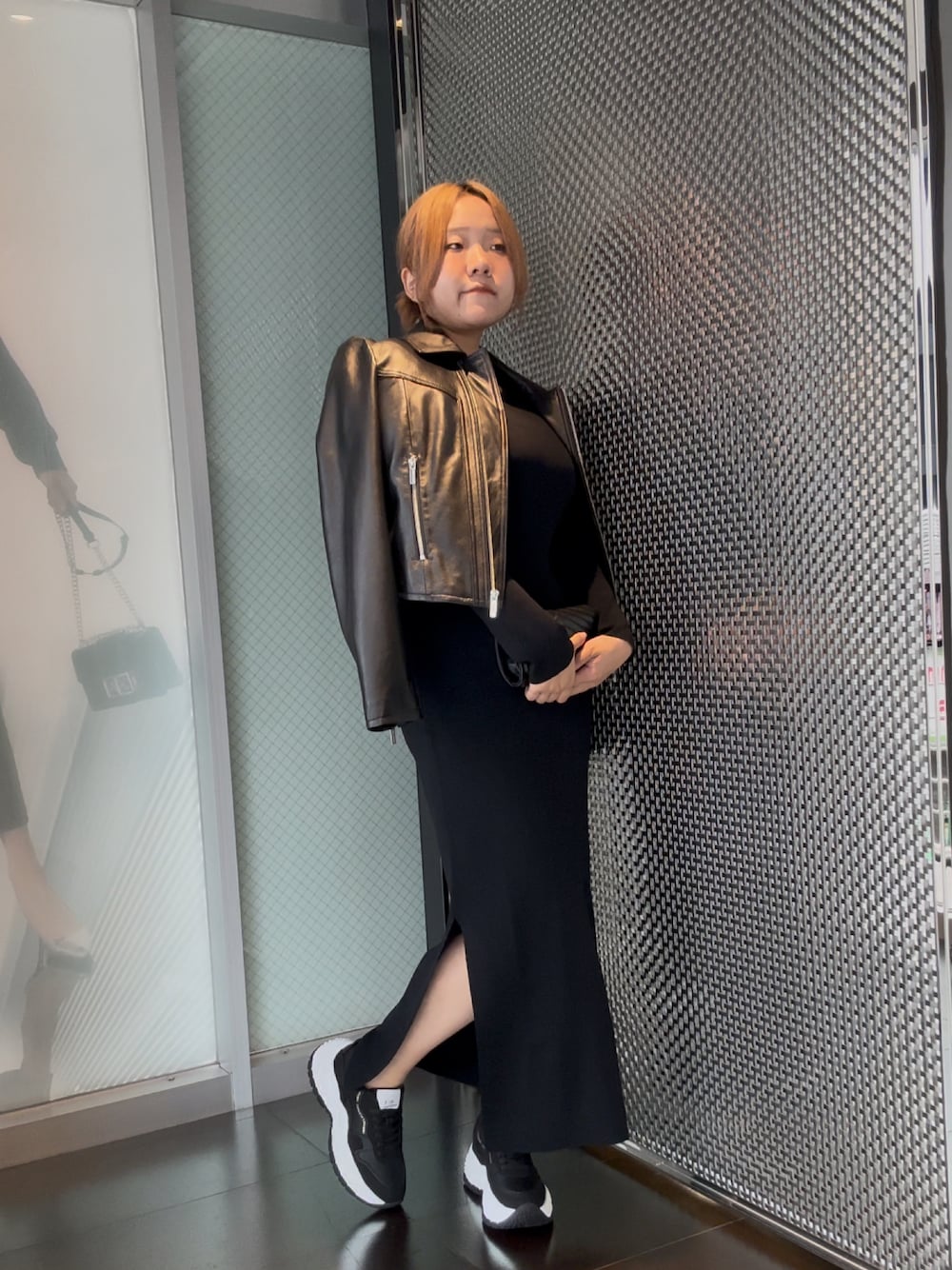 「オトナカワイイ、オトナ女子、おしゃれさんと繋がりたい、AXchange、AXchanger、armaniexchange、アルマーニエクスチェンジ、ワントーンコーデ、ワンピース×スニーカー、レザージャケット、秋冬、お出かけコーデ、ブラックコーデ、モードカジュアル、きれいめコーデ」｜「ARMANI EXCHANGEの【A|X アルマーニ エクスチェンジ】シングルライダースジャケット（ライダースジャケット、ブラック系）」を使った、moᴥmoさん（骨格ストレート・レディース・157cm）の秋コーディネートの1枚目の写真