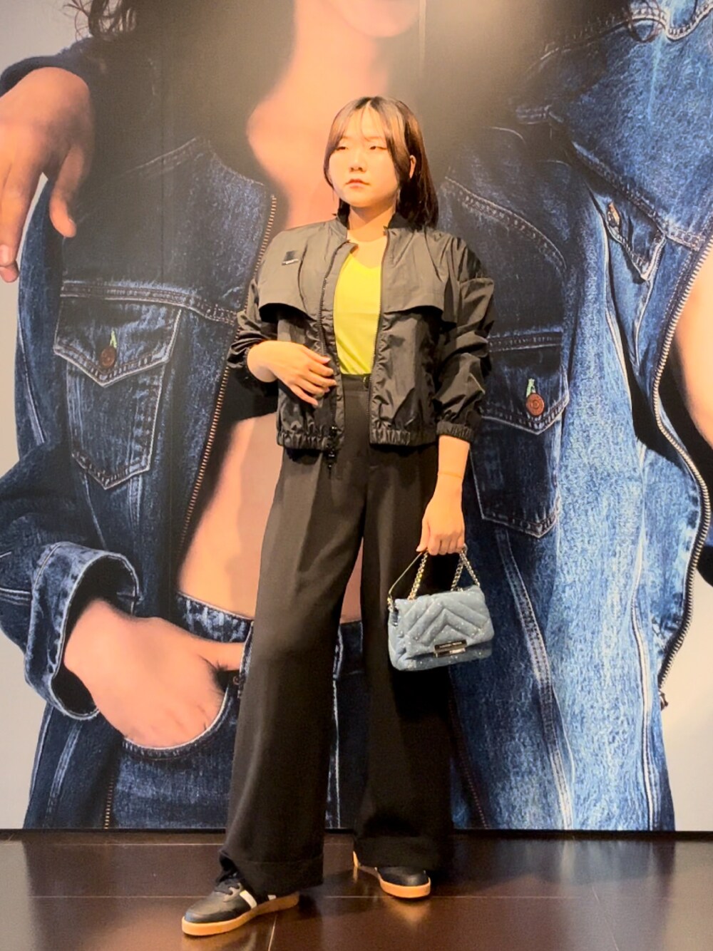 「AXchanger、AXchange、armaniexchange、アルマーニエクスチェンジ、シンプルスタイル、カラーコーデ、スニーカーコーデ、オフィスカジュアル、スラックス、大人カジュアル、シンプルコーデ、オトナ女子、モードカジュアル、デニム、Tシャツ」｜「ARMANI EXCHANGEの【A|X アルマーニ エクスチェンジ】AXロゴ　ナイロンブルゾン（EC限定カラー含）（ブルゾン、ブラック系）」を使った、moᴥmoさん（レディース・157cm）の春コーディネートの1枚目の写真