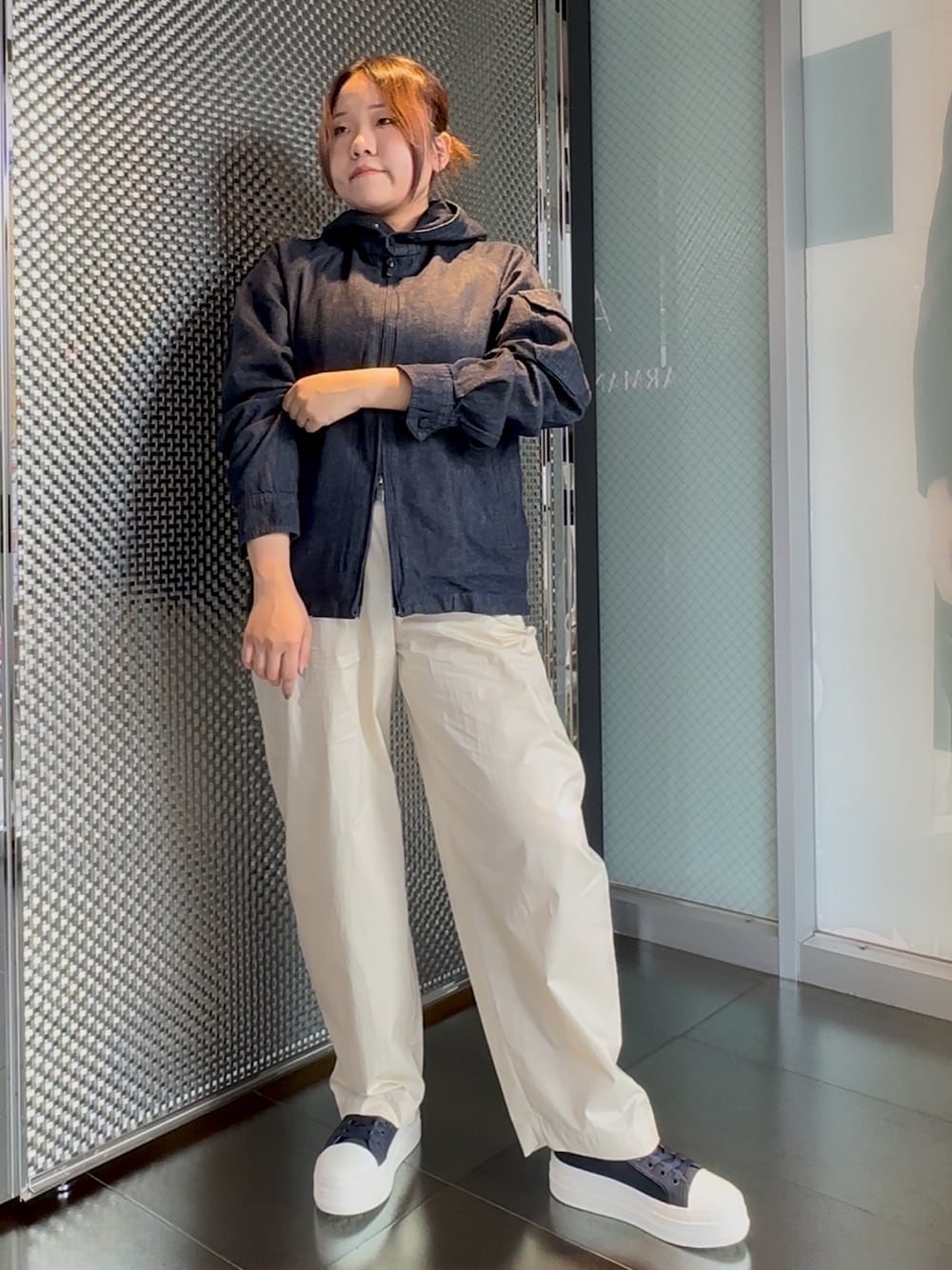 「AXchanger、AXchange、アルマーニエクスチェンジ、armaniexchange、ワイドパンツ、スニーカーコーデ、デニムジャケット、イエロー、デニム、スニーカー、骨格ストレート、バレルパンツ、シンプル、キレイめ、ゆるコーデ」｜「ARMANI EXCHANGEのアイテム（ジャケット/アウター、ブルー系）」を使った、moᴥmoさん（骨格ストレート・レディース・157cm）の春コーディネートの1枚目の写真
