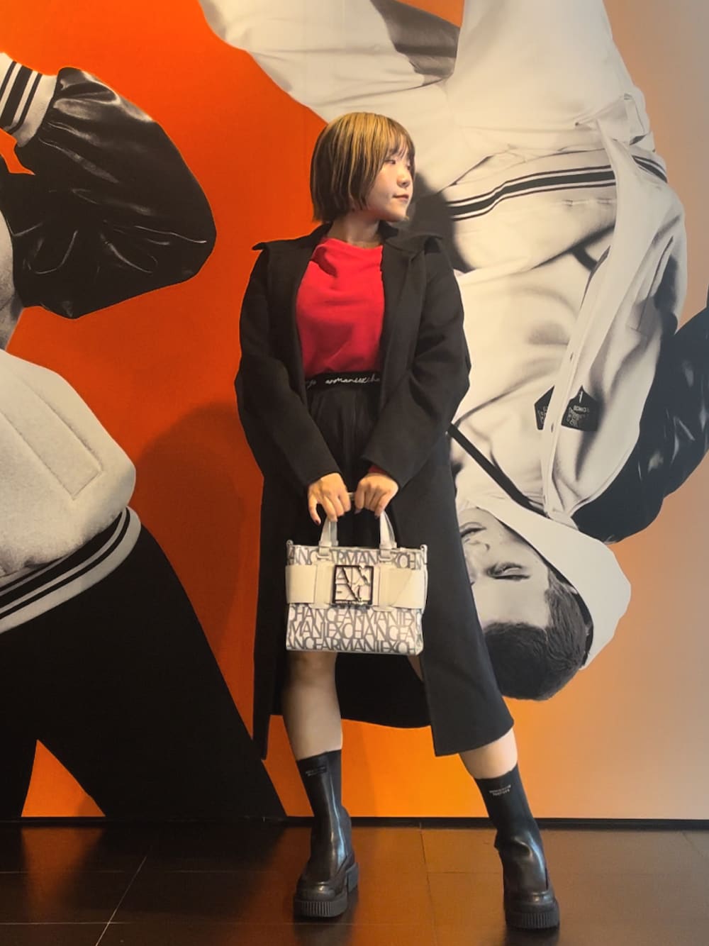 「ファッションを楽しもう、AXchanger、AXchange、アルマーニエクスチェンジ、armaniexchange、赤、ハンドバッグ、トレンチコート、ロングコート、サイドゴアブーツ、トレーナー、スウェット、カジュアルミックス、秋冬、お出かけコーデ」｜「ARMANI EXCHANGEの【A|X アルマーニ エクスチェンジ】ラインロゴ　スウェットプルオーバー（スウェット、レッド系）」を使った、moᴥmoさん（レディース・157cm）の秋コーディネートの1枚目の写真