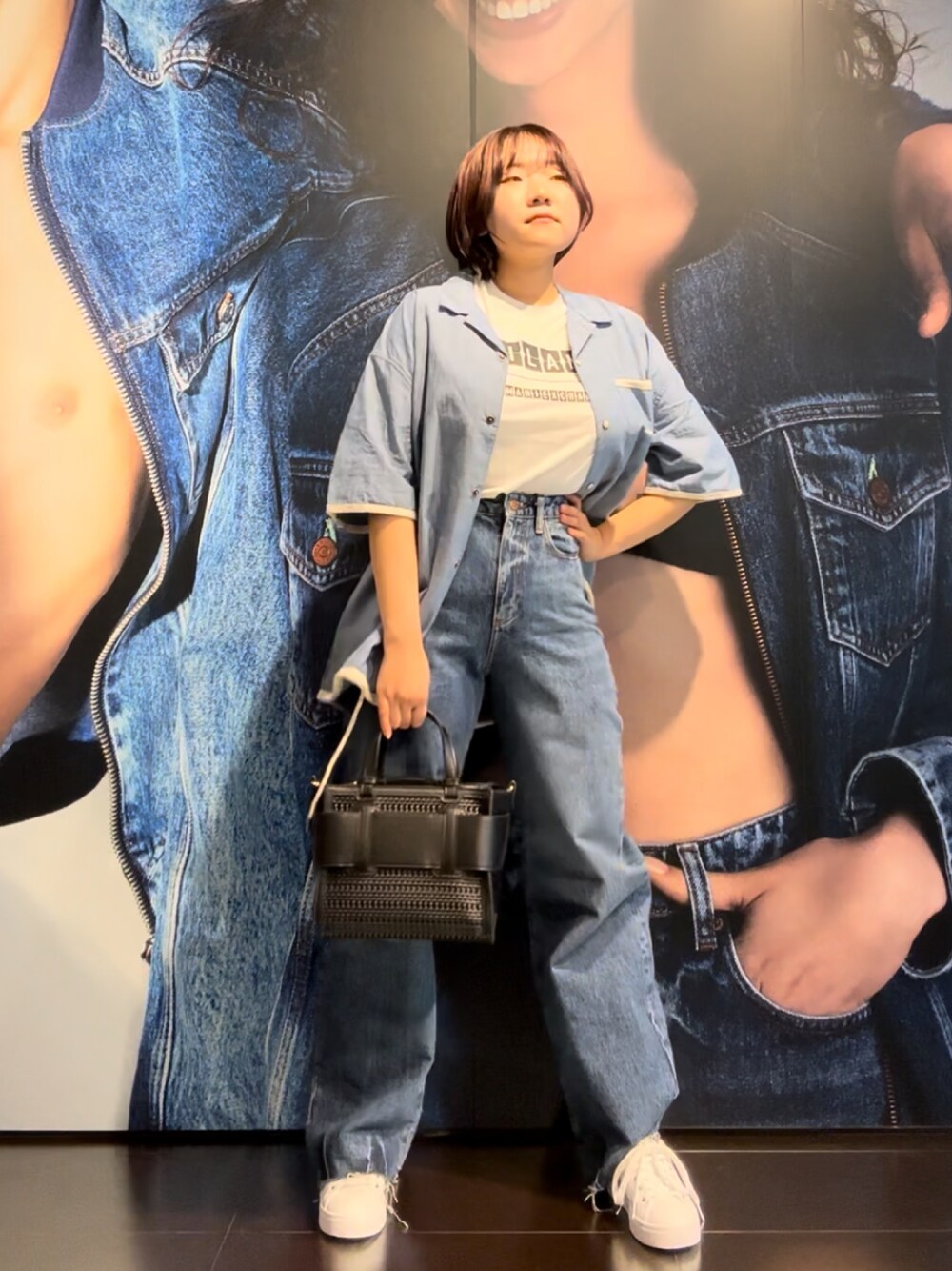 「AXchanger、AXchange、armaniexchange、アルマーニエクスチェンジ、春のおしゃ見えテクニック、春ファッション、カラーコーデ、レイヤードスタイル、デニムコーデ、カジュアルコーデ、メンズライク、メンズアイテム、スニーカー、低身長コーデ、ワイドデニム」｜「ARMANI EXCHANGEの【A|X アルマーニ エクスチェンジ】デザインロゴ　半袖クルーネックTシャツ/REGULAR（EC限定カラー含）（Tシャツ/カットソー、ホワイト系）」を使った、moᴥmoさん（レディース・157cm）の春コーディネートの1枚目の写真