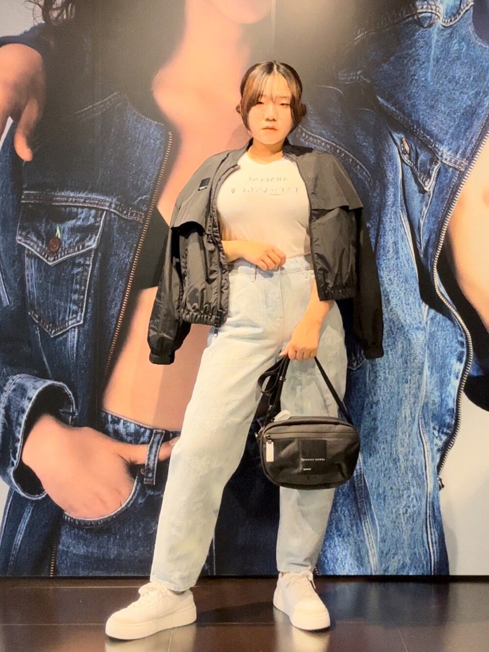 「AXchanger、AXchange、アルマーニエクスチェンジ、armaniexchange、ジーンズ、デニム、春夏コーデ、春服、オトナカジュアル、スニーカーコーデ、お花見、Tシャツ、カジュアルコーデ、スポーツミックス、デニムコーデ」｜「ARMANI EXCHANGEのアイテム（Tシャツ/カットソー、ホワイト系）」を使った、moᴥmoさん（レディース・157cm）の春コーディネートの1枚目の写真
