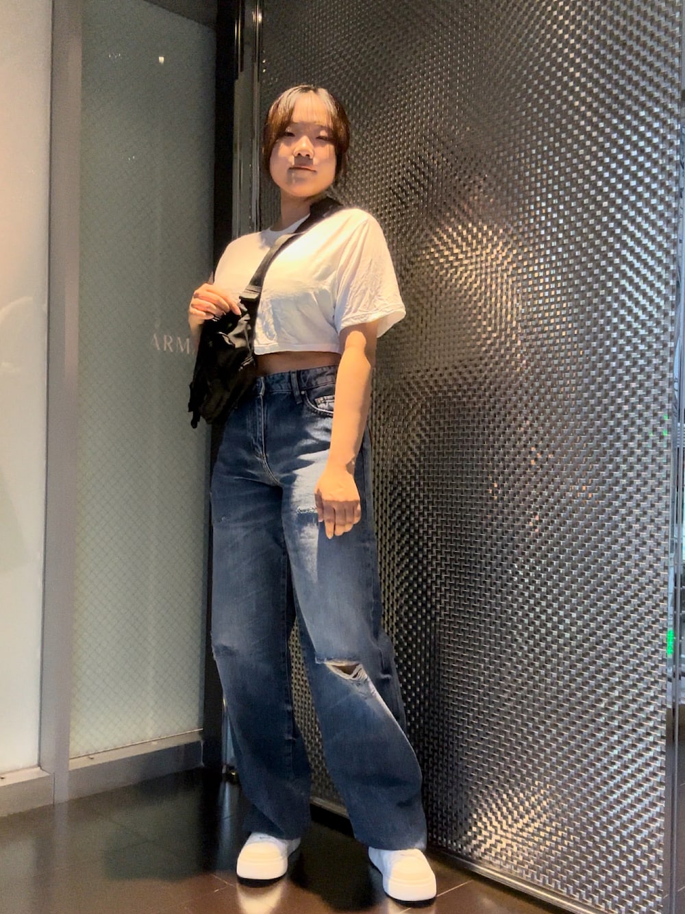 「春夏コーデ、ラクチンコーデ、デニムコーデ、AXchanger、AXchange、アルマーニエクスチェンジ、armaniexchange、パンツコーデ、カジュアルコーデ、骨格ストレート、ショート丈トップス、Tシャツ、スニーカーコーデ、大人カジュアルコーデ、フェススタイル」｜「ARMANI EXCHANGEの【A|X アルマーニ エクスチェンジ】スーパークロップド 半袖クルーネックTシャツ/SUPER CROPPED（Tシャツ/カットソー、ホワイト系）」を使った、moᴥmoさん（レディース・157cm）の春コーディネートの1枚目の写真