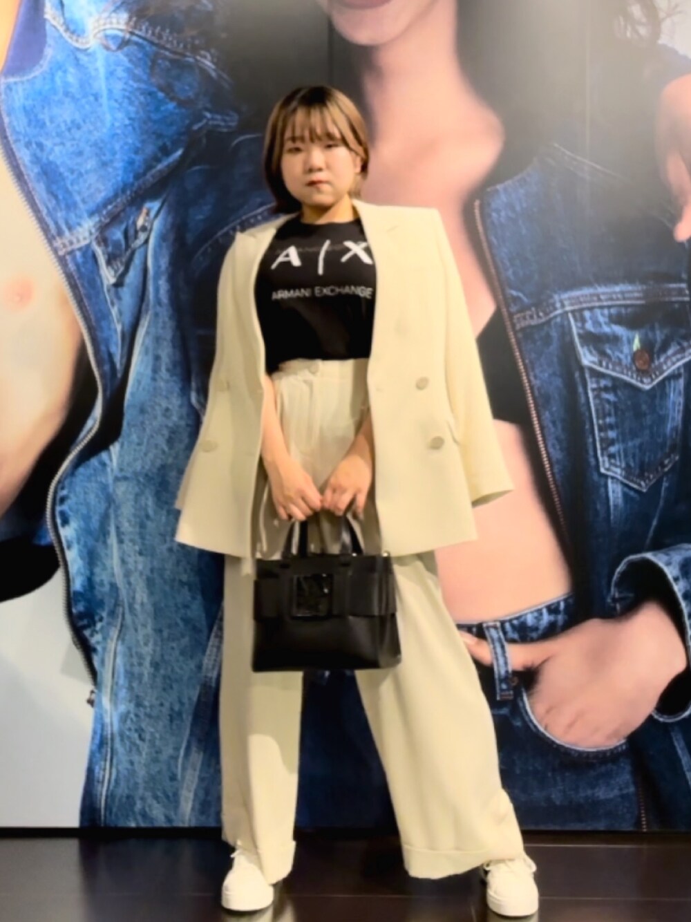 「AXchanger、AXchange、アルマーニエクスチェンジ、armaniexchange、セットアップ、ジャケットスタイル、ベージュ×ブラック、春夏コーデ、春カラー、ハンドバッグ、スニーカーコーデ、キレイめ、オトナカワイイ、ビジネススタイル、きれいめカジュアル」｜「ARMANI EXCHANGEの【A|X アルマーニ エクスチェンジ】AXロゴ　半袖クルーネックTシャツ/BOYFRIEND（Tシャツ/カットソー、ブラック系）」を使った、moᴥmoさん（レディース・157cm）の冬コーディネートの1枚目の写真