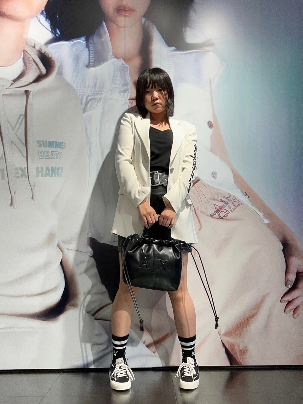 「アルマーニエクスチェンジ、オトナ女子、着回しコーデ、キレイめ、モノトーンコーデ、スニーカーコーデ、ミニスカート、armaniexchange、ブルベ冬、骨格ストレート、AXchanger、AXchange、夏秋ミックス、ジャケット、夏コーデ」｜「ARMANI EXCHANGEの【A|Xアルマーニ エクスチェンジ】サテンキャミソール（キャミソール、ブラック系）」を使った、moᴥmoさん（レディース・157cm）の夏コーディネートの1枚目の写真