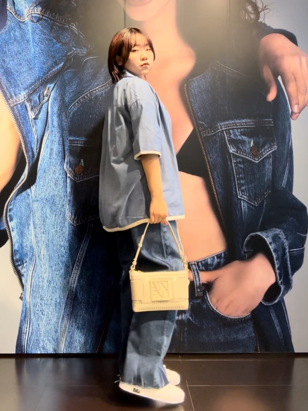 「AXchanger、AXchange、armaniexchange、アルマーニエクスチェンジ、半袖シャツ、メンズライク、大人カジュアル、シンプルコーデ、スニーカーコーデ、春夏コーデ、春服、春服みてみて、ストレートデニム、シャツ好き集まれ、ゆるコーデ」｜「ARMANI EXCHANGEの【A|X アルマーニ エクスチェンジ】コットンシャンブレー 半袖シャツ/REGULAR（シャツ/ブラウス、ブルー系）」を使った、moᴥmoさん（レディース・157cm）の春コーディネートの1枚目の写真