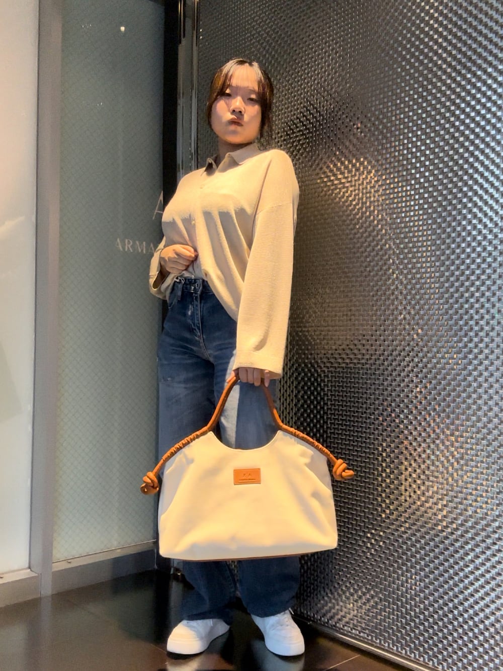 「初夏コーデ、シャツスタイル、春のNewスタイル、スニーカー女子、ベージュ、シースルー、デニム、ボストンバッグ、AXchanger、AXchange、アルマーニエクスチェンジ、armaniexchange、淡色コーデ、ブラウス×デニム、きれいめカジュアル」｜「ARMANI EXCHANGEのアイテム（カーディガン/ボレロ、ベージュ系）」を使った、moᴥmoさん（レディース・157cm）の春コーディネートの1枚目の写真