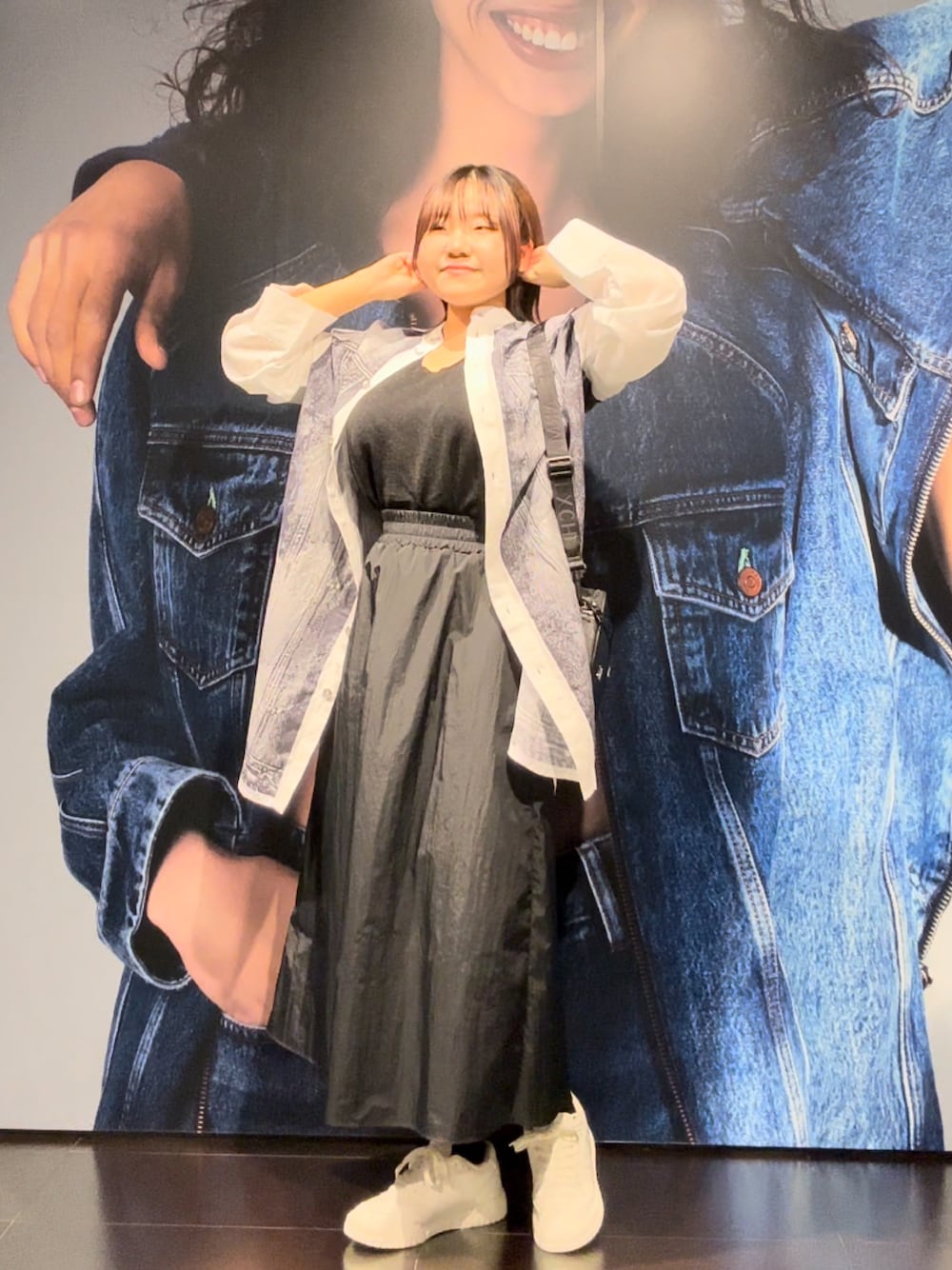 「AXchanger、AXchange、アルマーニエクスチェンジ、armaniexchange、春服コーデ、春のおしゃ見えテクニック、休日スタイル、シャツスタイル、個性派、スカート、スニーカーコーデ、オトナカジュアル、オトナカワイイ、スニーカー、春夏コーデ」｜「ARMANI EXCHANGEの【A|X アルマーニ エクスチェンジ】デニムプリントシャツ（シャツ/ブラウス、その他）」を使った、moᴥmoさん（レディース・157cm）の春コーディネートの1枚目の写真