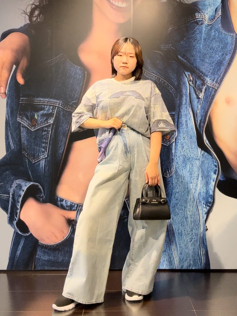 「AXchanger、AXchange、春服、夏服、アルマーニエクスチェンジ、armaniexchange、ミニバッグ、ワイドデニム、オーバーサイズ、スニーカーコーデ、夏だ！Tシャツ着よう！、夏フェス、デニム、ジーンズ、カラーコーデ」｜「ARMANI EXCHANGEの【A|X アルマーニ エクスチェンジ】オールオーバープリント　半袖クルーネックTシャツ/COMFORT（Tシャツ/カットソー、その他）」を使った、moᴥmoさん（レディース・157cm）の春コーディネートの1枚目の写真