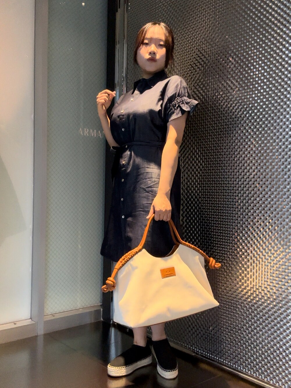「シンプルコーデ、フリル、初夏コーデ、ラフコーデ、デートコーデ、低身長女子、AXchanger、AXchange、アルマーニエクスチェンジ、armaniexchange、ベージュ、シャツワンピ、ワンピース、ウエストマーク、休日スタイル」｜「ARMANI EXCHANGEの【A|X アルマーニ エクスチェンジ】＜オンライン限定＞シャンブレーデニム　半袖シャツワンピース（シャツワンピース、ブルー系）」を使った、moᴥmoさん（レディース・157cm）の春コーディネートの1枚目の写真