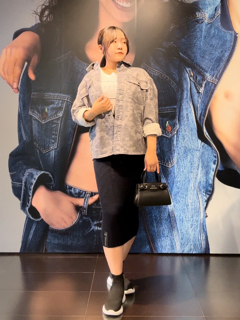 「AXchanger、AXchange、アルマーニエクスチェンジ、armaniexchange、タイトスカート、Tシャツ、デニムジャケット、スニーカーコーデ、春アウター、ミニバッグ、休日スタイル、お花見コーデ、オトナカジュアル、きれいめカジュアル、春夏コーデ」｜「ARMANI EXCHANGEの【A|X アルマーニ エクスチェンジ】ボックスロゴ　半袖クルーネックTシャツ/REGULAR（EC限定カラー含）（Tシャツ/カットソー、ホワイト系）」を使った、moᴥmoさん（レディース・157cm）の春コーディネートの1枚目の写真