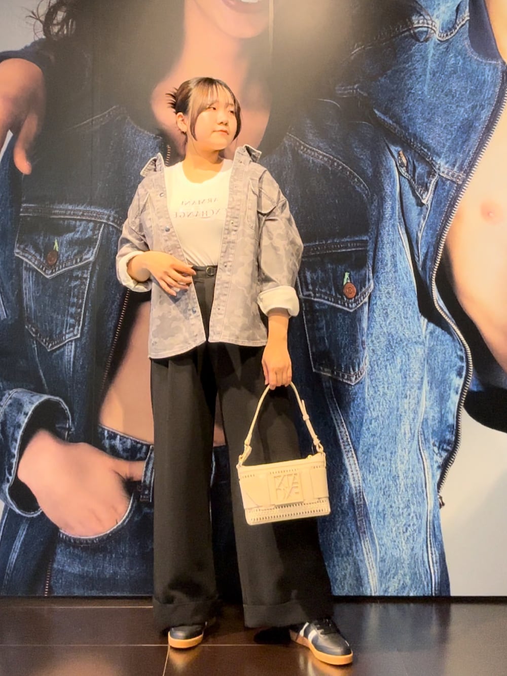 「AXchanger、AXchange、アルマーニエクスチェンジ、armaniexchange、デニムジャケット、カモフラ、スラックス、Tシャツ、オトナカジュアル、オトナカワイイ、ootd、デニムコーデ、スニーカーコーデ、春夏コーデ、春のNewスタイル」｜「ARMANI EXCHANGEのアイテム（Tシャツ/カットソー、ホワイト系）」を使った、moᴥmoさん（レディース・157cm）の春コーディネートの1枚目の写真