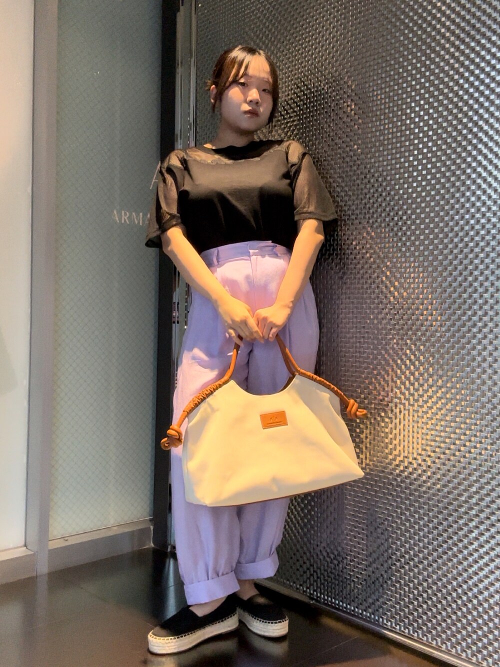 「AXchanger、AXchange、armaniexchange、アルマーニエクスチェンジ、エスパドリーユ、オトナカワイイ、シアートップス、夏コーデ、春服コーデ、キレイめカジュアル、お洒落さんとつながりたい、トレンド、パープル、メッシュ、カラーパンツ」｜「ARMANI EXCHANGEの【A|X アルマーニ エクスチェンジ】エンブロイダリーロゴ　半袖シアークルーネックTシャツ/CROPPED（Tシャツ/カットソー、ブラック系）」を使った、moᴥmoさん（レディース・157cm）の春コーディネートの1枚目の写真