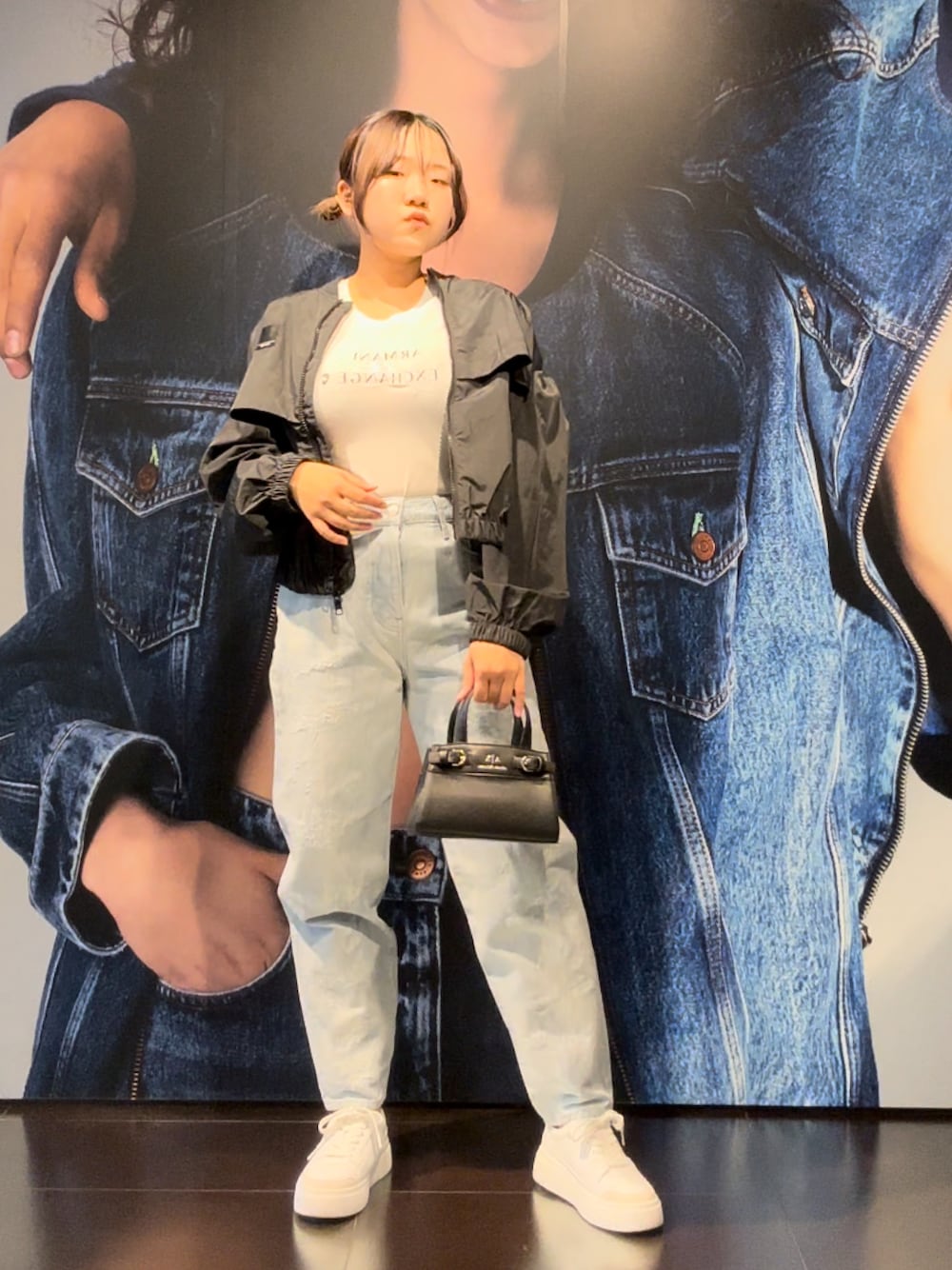 「春のNewスタイル、春服、パンツスタイル、低身長コーデ、スポーツミックス、AXchanger、AXchange、アルマーニエクスチェンジ、ARMANIEXCHANGE、スニーカーコーデ、ジーンズ、デニムパンツ、テーパードパンツ、アウター、ミニバッグ」｜「ARMANI EXCHANGEのアイテム（Tシャツ/カットソー、ホワイト系）」を使った、moᴥmoさん（レディース・157cm）の春コーディネートの1枚目の写真