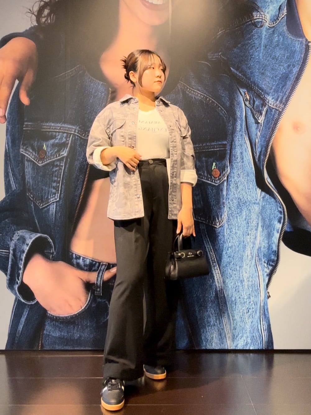 「AXchanger、AXchange、アルマーニエクスチェンジ、ARMANIEXCHANGE、春のNewスタイル、春ファッション、休日スタイル、モノトーン、パンツコーデ、お洒落さんとつながりたい、スニーカー女子、オトナカワイイ、デニムジャケット、スラックス、シンプルコーデ」｜「ARMANI EXCHANGEのアイテム（Tシャツ/カットソー、ホワイト系）」を使った、moᴥmoさん（レディース・157cm）の春コーディネートの1枚目の写真