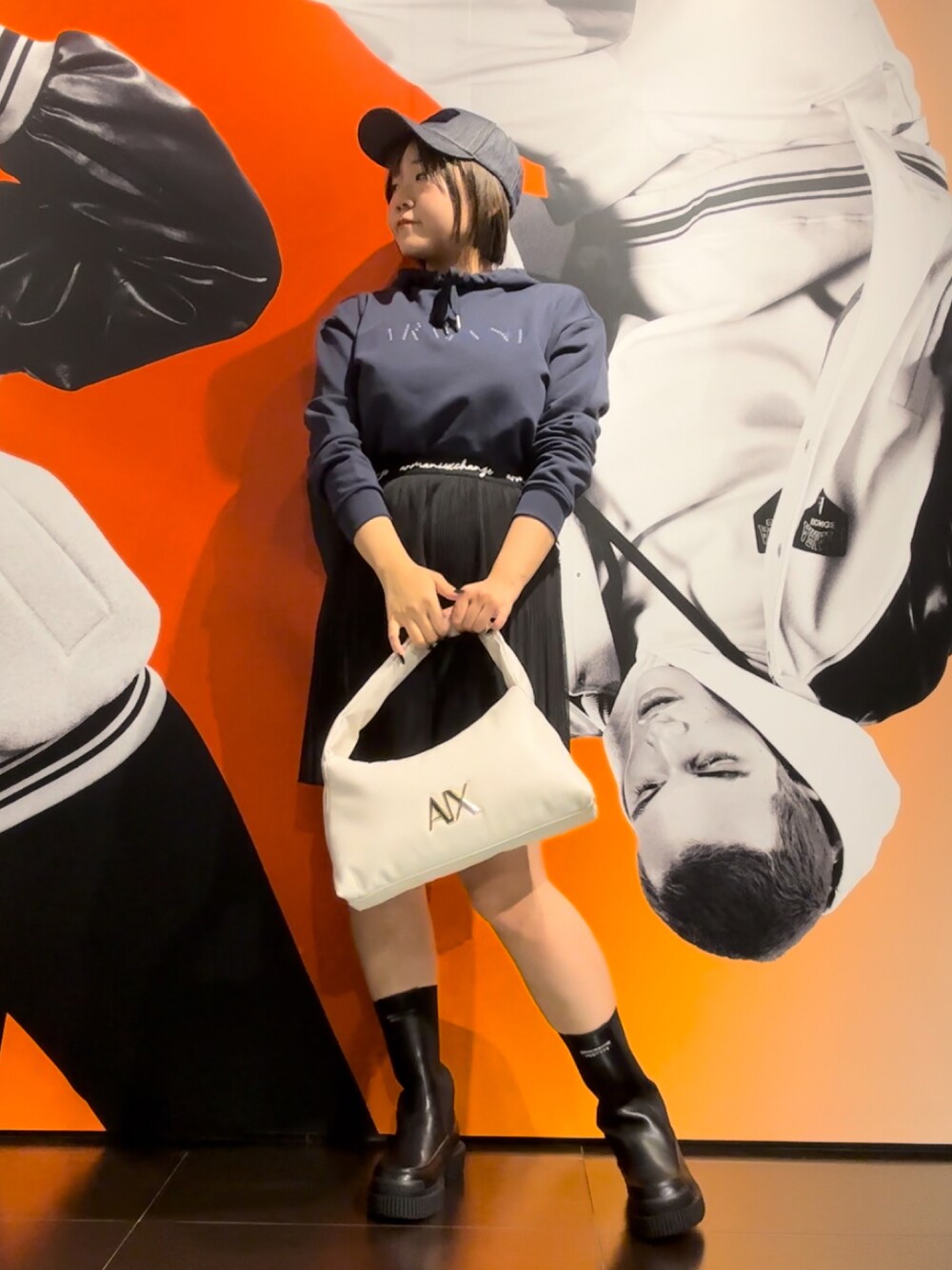 「アルマーニエクスチェンジ、armaniexchange、AXchanger、AXchange、ネイビー、パーカーコーデ、プリーツパンツ、プリーツ、サイドゴアブーツ、デニムキャップ、ウエストゴム、休日コーデ、大人カジュアル、スウェット、休日スタイル」｜「ARMANI EXCHANGEのアイテム（キャップ、その他）」を使った、moᴥmoさん（レディース・157cm）の秋コーディネートの1枚目の写真
