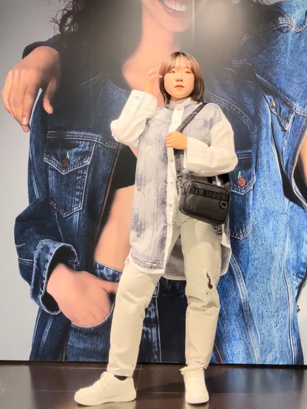 「春のおしゃ見えテクニック、個性派、AXchanger、AXchange、armaniexchange、アルマーニエクスチェンジ、デニム、プリント、スニーカーコーデ、シンプルコーデ、お洒落さんとつながりたい、春服コーデ、休日スタイル、パンツコーデ、いいね、save、フォローお願いします🤑」｜「ARMANI EXCHANGEの【A|X アルマーニ エクスチェンジ】デニムプリントシャツ（シャツ/ブラウス、その他）」を使った、moᴥmoさん（レディース・157cm）の春コーディネートの1枚目の写真