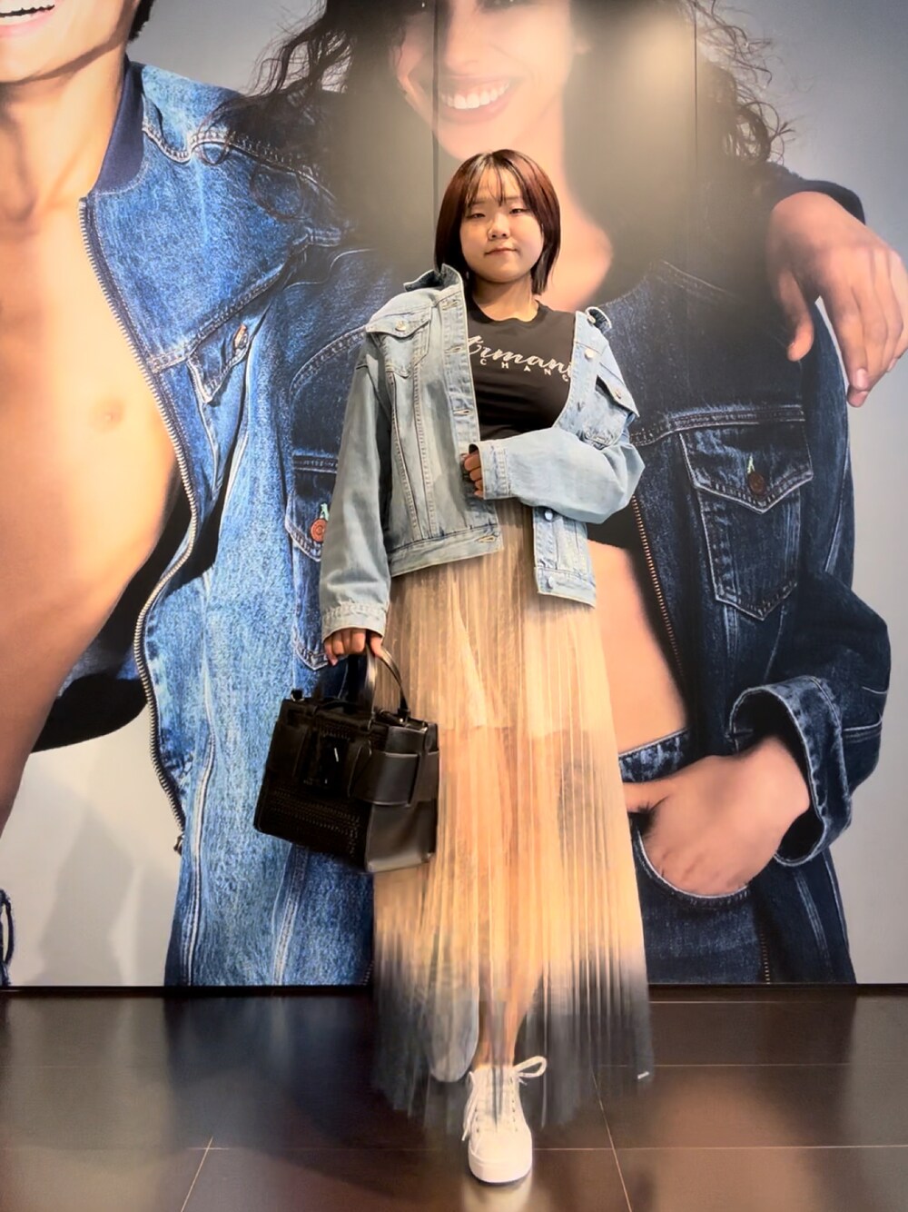 「春のおしゃ見えテクニック、AXchanger、AXchange、armaniexchange、アルマーニエクスチェンジ、スカートコーデ、きれいめカジュアル、春カラー、春服みてみて、今日のコーデ、レーススカート、チュールスカート、スニーカーコーデ、ハンドバッグ、春アウター」｜「ARMANI EXCHANGEの【A|X アルマーニ エクスチェンジ】BOXロゴバックル　メッシュミニハンドバッグ（ハンドバッグ、ブラック系）」を使った、moᴥmoさん（レディース・157cm）の春コーディネートの1枚目の写真