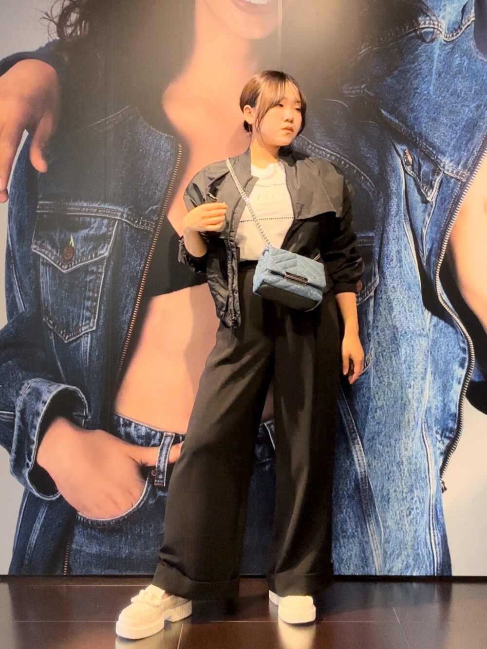 「AXchanger、AXchange、アルマーニエクスチェンジ、armaniexchange、春アウター、大人カジュアル、オトナカワイイ、パンツコーデ、スラックス、ローファー、ショルダーバッグ、Tシャツ、春服コーデ、春のおしゃ見えテクニック、2024春夏新作Tシャツ」｜「ARMANI EXCHANGEの【A|X アルマーニ エクスチェンジ】AXロゴ　ナイロンブルゾン（EC限定カラー含）（ブルゾン、ブラック系）」を使った、moᴥmoさん（レディース・157cm）の春コーディネートの1枚目の写真