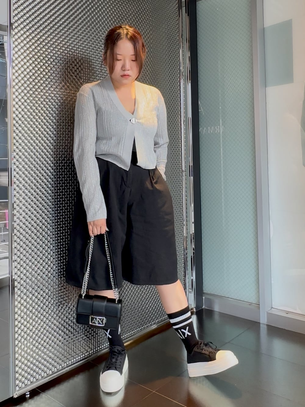 「モノトーン、ハーフパンツ、AXchanger、AXchange、アルマーニエクスチェンジ、armaniexchange、スニーカーコーデ、ワイドパンツ、今日のコーデ、お洒落さんとつながりたい、大人ファッション、ショルダーバッグ、ジョーツ、韓国ファッション、シルバー」｜「ARMANI EXCHANGEのアイテム（トップス、シルバー系）」を使った、moᴥmoさん（骨格ストレート・レディース・157cm）の春コーディネートの1枚目の写真