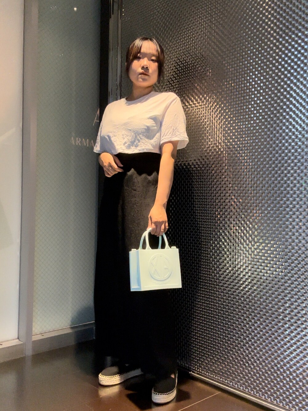 「AXchanger、AXchange、armaniexchange、アルマーニエクスチェンジ、キャミワンピ、夏コーデ、春服コーデ、オトナカワイイ、キレイめカジュアル、シンプルコーデ、エスパドリーユ、ハンドバッグ、トレンド、水色、ショート丈トップス」｜「ARMANI EXCHANGEの【A|X アルマーニ エクスチェンジ】スーパークロップド 半袖クルーネックTシャツ/SUPER CROPPED（Tシャツ/カットソー、ホワイト系）」を使った、moᴥmoさん（レディース・157cm）の春コーディネートの1枚目の写真