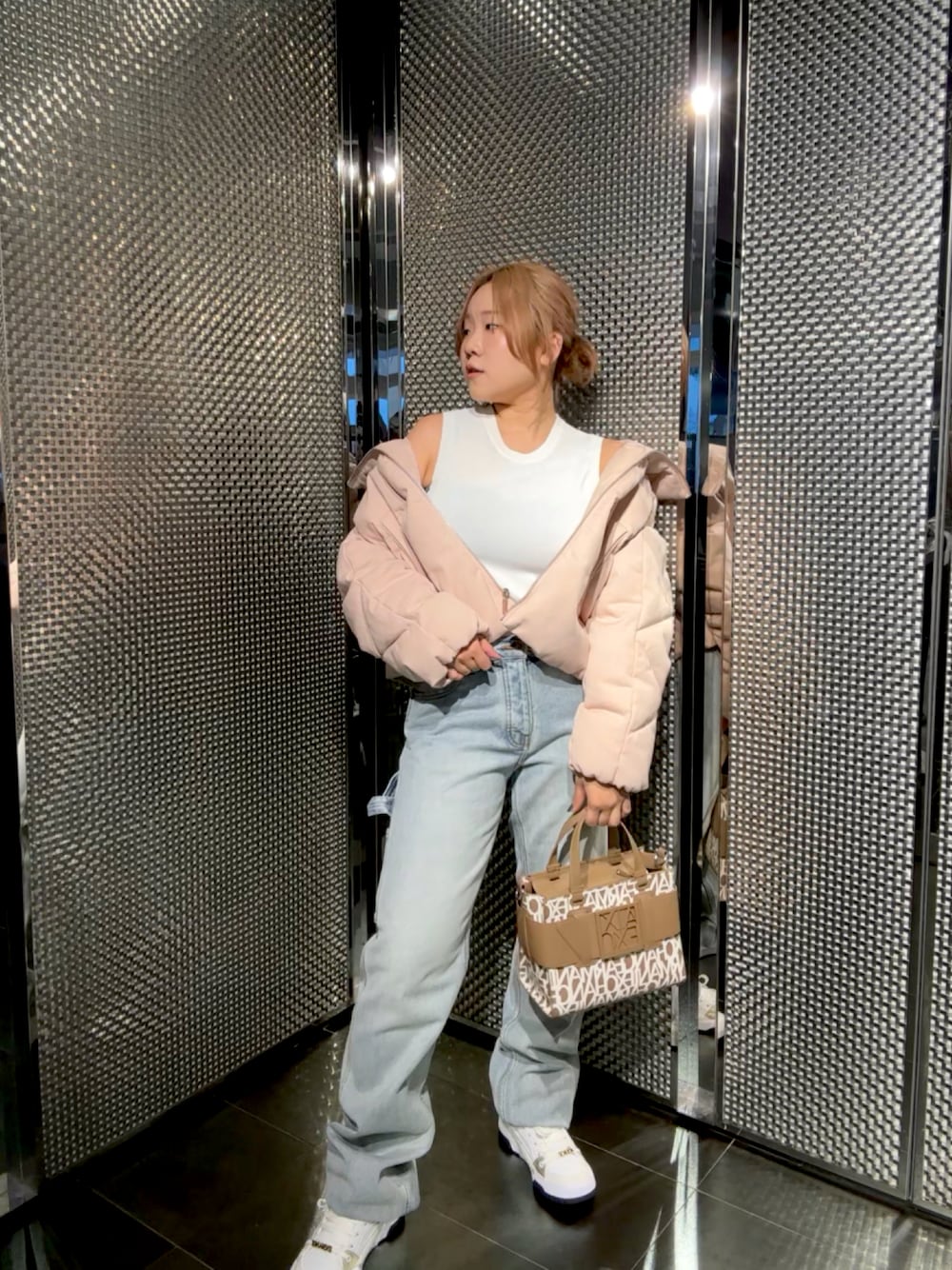 「淡色コーデ、AXchange、AXchanger、アルマーニエクスチェンジ、armaniexchange、シンプルコーデ、テーマパークコーデ、秋冬コーデ、いいね、save、フォローお願いします🤑、骨格ストレート、初秋コーデ、アウター、デニム、ジーンズ、ハンドバッグ」｜「ARMANI EXCHANGEの【A|X アルマーニ エクスチェンジ】シアーバックプリント　ノースリーブトップ（EC限定カラー含）（タンクトップ、ホワイト系）」を使った、moᴥmoさん（レディース・157cm）の秋コーディネートの1枚目の写真