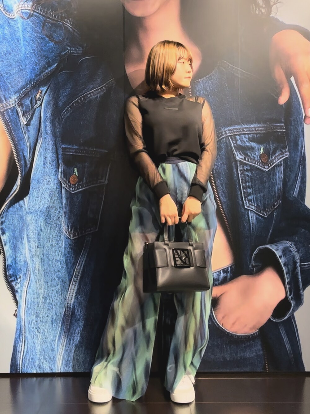 「ワイドパンツ、シースルー、メッシュトップス、AXchanger、AXchange、アルマーニエクスチェンジ、armaniexchange、オトナ女子、休日コーデ、ハンドバッグ、夏、スニーカースタイル、24SS春の新作、着回しコーデ、春服みてみて」｜「ARMANI EXCHANGEの【A|X アルマーニ エクスチェンジ】シグネチャーロゴ　シアスリーブスウェットプルオーバー（EC限定カラーあり）（スウェット、ブラック系）」を使った、moᴥmoさん（レディース・157cm）の冬コーディネートの1枚目の写真