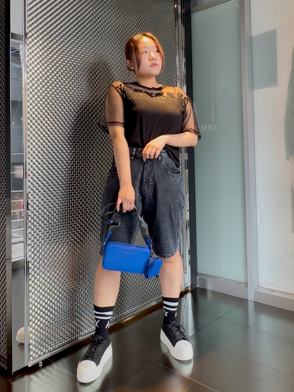 「黒Tシャツ、シアートップス、ハーフパンツ、デニムパンツ、スニーカーコーデ、ショルダーバッグ、ブラックコーデ、AXchanger、AXchange、アルマーニエクスチェンジ、armaniexchange、モノトーン、夏コーデ、最近のいい感じコーデ、PR」｜「ARMANI EXCHANGEの【A|X アルマーニ エクスチェンジ】AXロゴ メッシュクロップドTシャツ/CROPPED（Tシャツ/カットソー、ブラック系）」を使った、moᴥmoさん（骨格ストレート・レディース・157cm）の春コーディネートの1枚目の写真