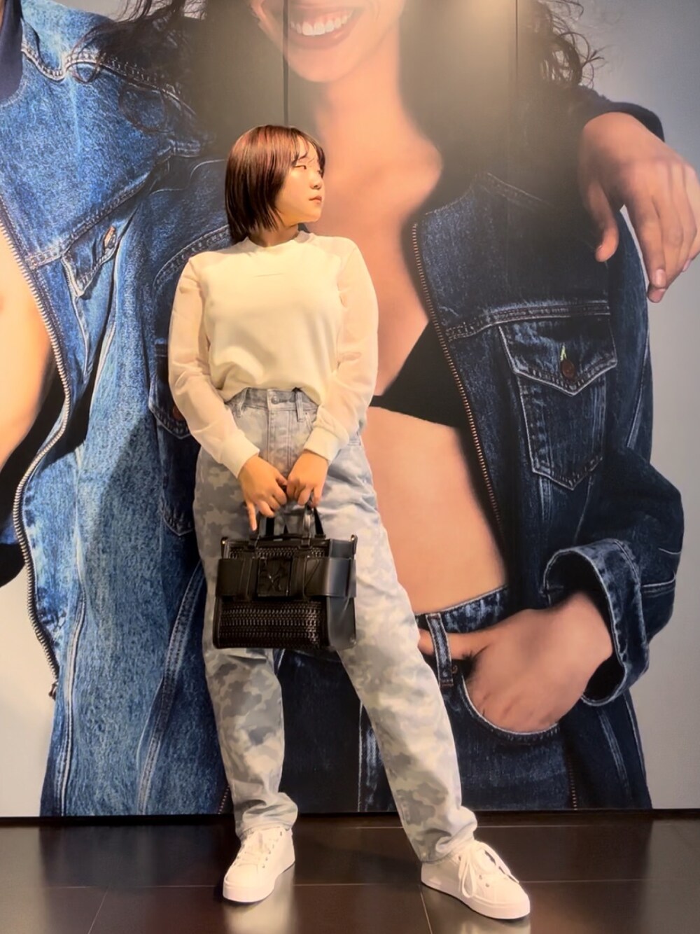 「春のおしゃ見えテクニック、AXchanger、AXchange、armaniexchange、アルマーニエクスチェンジ、迷彩、メンズライク、メッシュ、ハンドバッグ、デニムコーデ、ラクチンコーデ、骨格ストレート、春ファッション、ストリートMIX、ストリート」｜「ARMANI EXCHANGEの【A|X アルマーニ エクスチェンジ】シグネチャーロゴ　シアスリーブスウェットプルオーバー（EC限定カラーあり）（スウェット、ホワイト系）」を使った、moᴥmoさん（レディース・157cm）の春コーディネートの1枚目の写真
