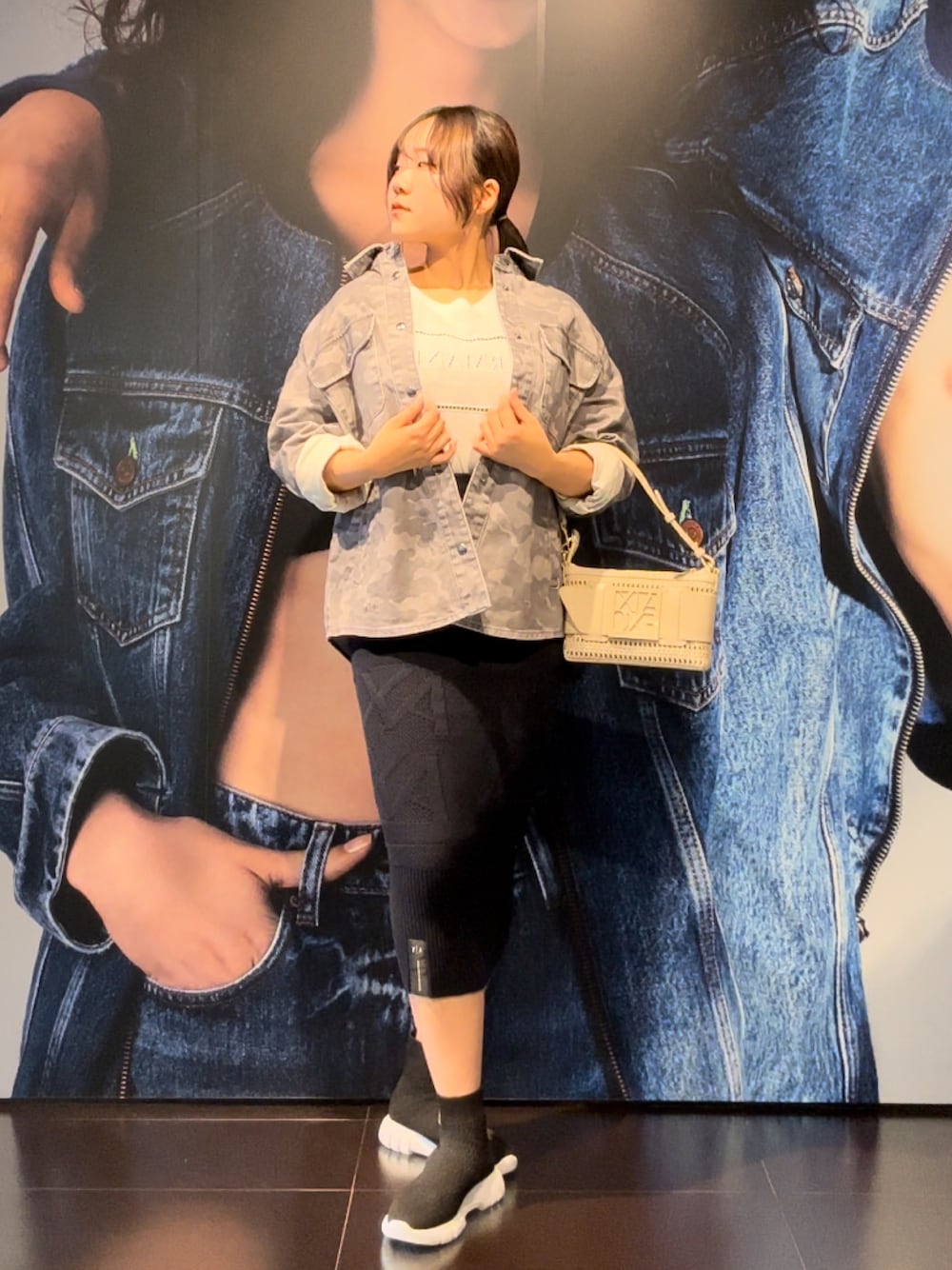 「春のおしゃ見えテクニック、AXchanger、AXchange、アルマーニエクスチェンジ、armaniexchange、タイトスカート、春服コーデ、オトナカワイイ、大人カジュアル、キレイめ、きれいめカジュアル、スニーカー、デニムジャケット、春アウター、ニットスカート」｜「ARMANI EXCHANGEの【A|X アルマーニ エクスチェンジ】ボックスロゴ　半袖クルーネックTシャツ/REGULAR（EC限定カラー含）（Tシャツ/カットソー、ホワイト系）」を使った、moᴥmoさん（レディース・157cm）の春コーディネートの1枚目の写真