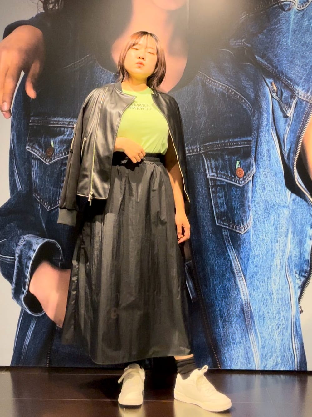 「春のおしゃ見えテクニック、春服みてみて、オトナ女子、AXchanger、AXchange、armaniexchange、アルマーニエクスチェンジ、モノトーンコーデ、春ファッション、ボリューム袖、Tシャツ、スニーカーコーデ、春服デビュー宣言、春夏コーデ、ネオンカラー」｜「ARMANI EXCHANGEの【A|X アルマーニ エクスチェンジ】AXロゴ　ナイロンロングスカート（スカート、ブラック系）」を使った、moᴥmoさん（レディース・157cm）の春コーディネートの1枚目の写真