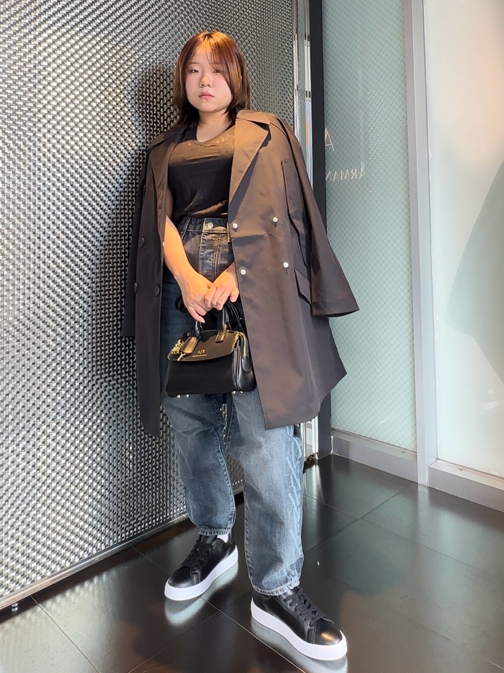 「AXchanger、AXchange、アルマーニエクスチェンジ、armaniexchange、大人コーデ、デニムコーデ、ootd、Tシャツコーデ、骨格ストレート、コート、ショルダーバッグ、スニーカーコーデ、メンズライク、大人カジュアル、Tシャツ×デニム」｜「ARMANI EXCHANGEの【A|X アルマーニ エクスチェンジ】ルーズキャバンコート（EC限定カラー含）（トレンチコート、ブラック系）」を使った、moᴥmoさん（レディース・157cm）の夏コーディネートの1枚目の写真