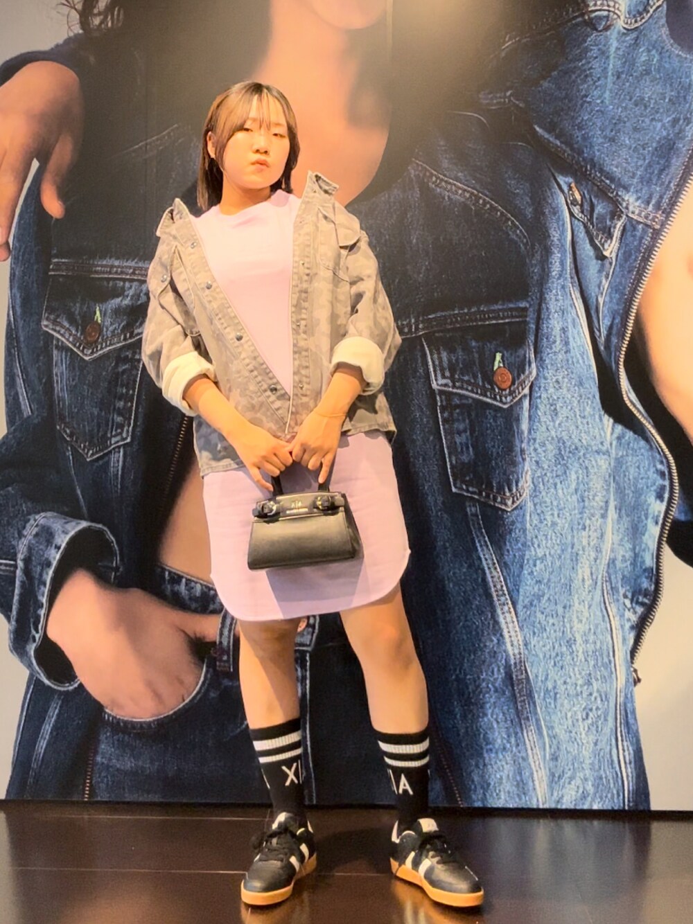 「春のNewスタイル、春カラー、ラフコーデ、デニムジャケット、スポーツミックス、春夏コーデ、スニーカー、スニーカー×靴下、ミニバッグ、パープル、ミニワンピ、スウェットワンピース、カジュアルコーデ、着回しコーデ、メンズライク」｜「ARMANI EXCHANGEの【A|X アルマーニ エクスチェンジ】＜オンライン限定＞ICON　半袖スウェットワンピース（ワンピース、パープル系）」を使った、moᴥmoさん（レディース・157cm）の春コーディネートの1枚目の写真