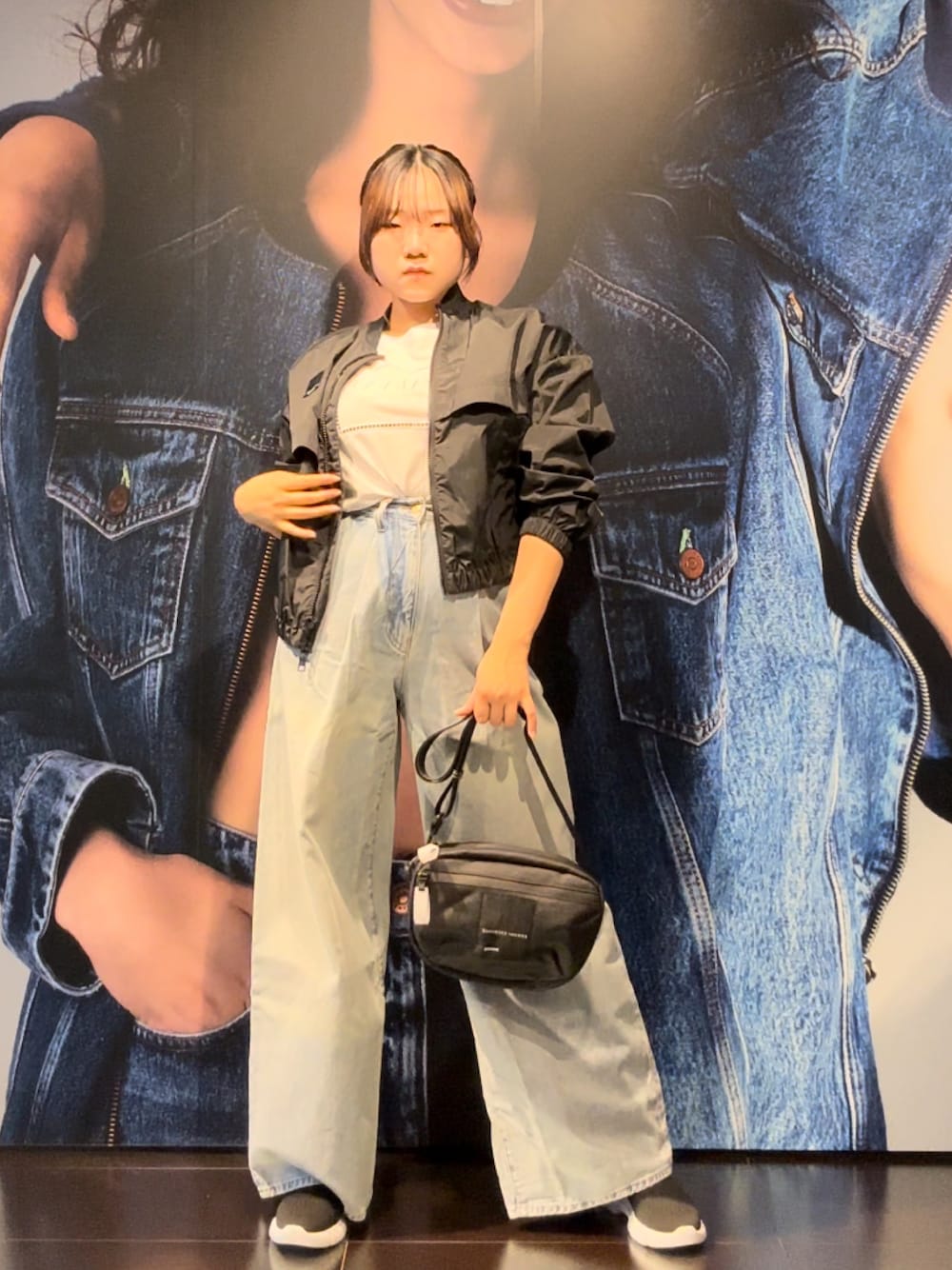 「AXchanger、AXchange、アルマーニエクスチェンジ、armaniexchange、デニムパンツ、ワイドデニム、春アウター、春夏コーデ、スポーツミックス、オトナカワイイ、春のおしゃ見えテクニック、カジュアルコーデ、大人カジュアル、パンツコーデ、休日スタイル」｜「ARMANI EXCHANGEの【A|X アルマーニ エクスチェンジ】ボックスロゴ　半袖クルーネックTシャツ/REGULAR（EC限定カラー含）（Tシャツ/カットソー、ホワイト系）」を使った、moᴥmoさん（レディース・157cm）の春コーディネートの1枚目の写真