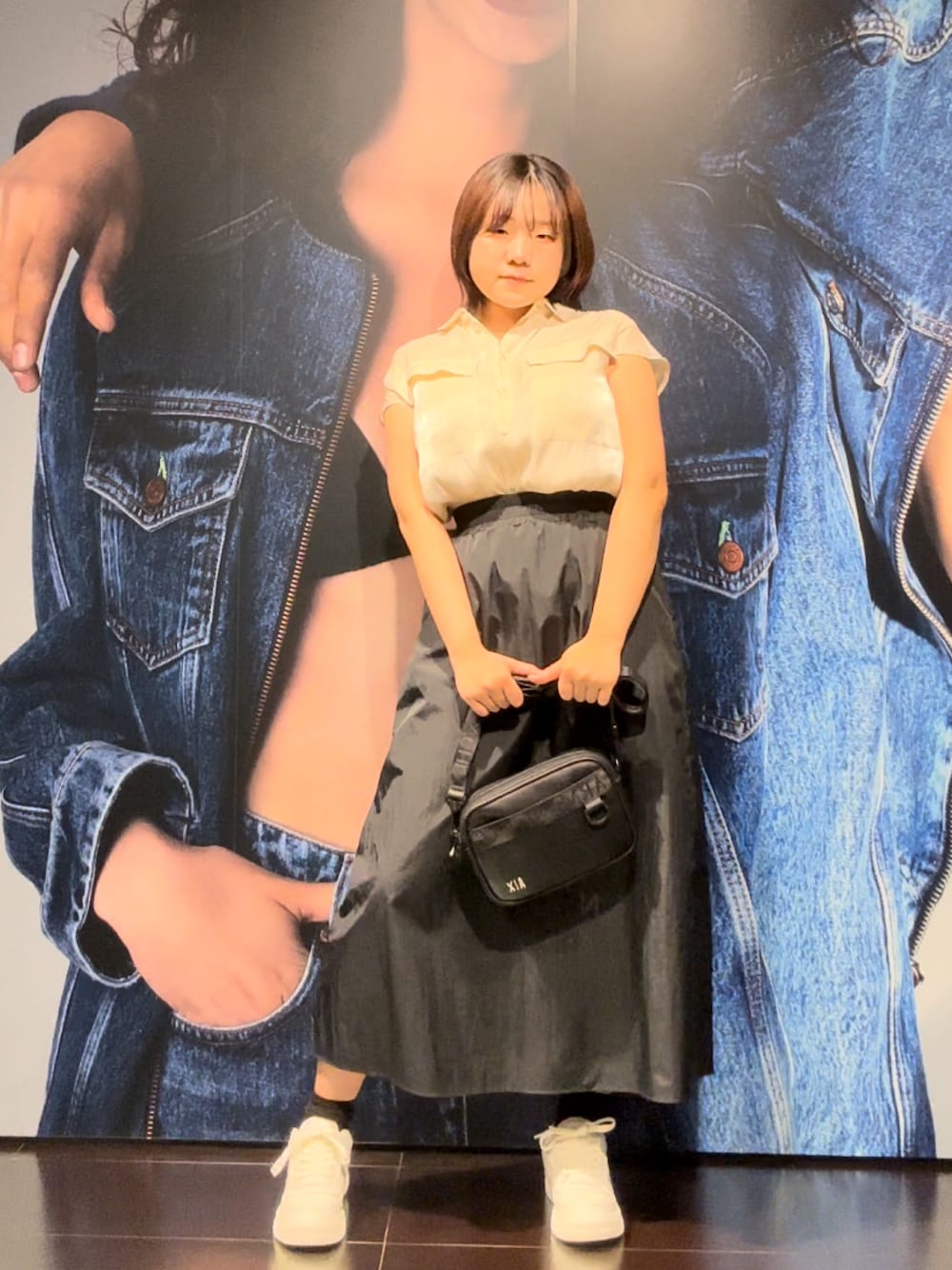 「AXchanger、AXchange、armaniexchange、アルマーニエクスチェンジ、春のおしゃ見えテクニック、休日スタイル、春服コーデ、オトナカワイイ、キレイめ、24SS春の新作、ブラウス、ロングスカート、スニーカーコーデ、大人カジュアル、スニーカー好きと繋がりたい」｜「ARMANI EXCHANGEの【A|X アルマーニ エクスチェンジ】＜オンライン限定＞シャイニーポリエステルクレポン　半袖ブラウス（シャツ/ブラウス、ベージュ系）」を使った、moᴥmoさん（レディース・157cm）の春コーディネートの1枚目の写真