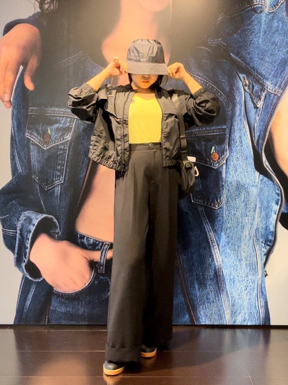 「カジュアルコーデ、AXchanger、AXchange、アルマーニエクスチェンジ、armaniexchange、春ファッション、ブラック、差し色、イエロー×ブラック、スニーカー、いいね、save、フォローお願いします🤑、Vネック、ストリートファッション、シャカシャカ、ストリートMIX」｜「ARMANI EXCHANGEの【A|X アルマーニ エクスチェンジ】AXロゴ　バケットハット（ハット、ブラック系）」を使った、moᴥmoさん（レディース・157cm）の春コーディネートの1枚目の写真